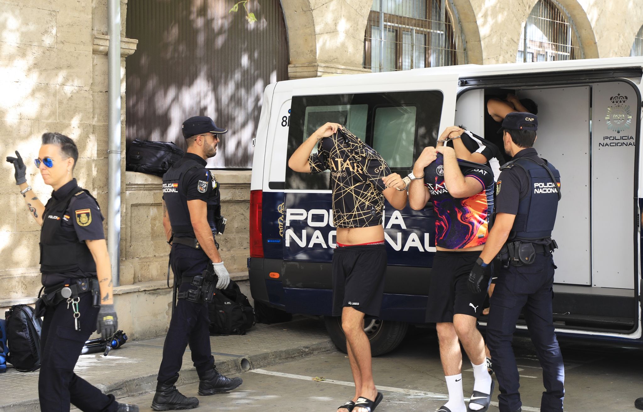 Polizisten Führen Die Verdächtigen Zum Termin Mit Dem Haftrichter Auf Der Balearische Insel.