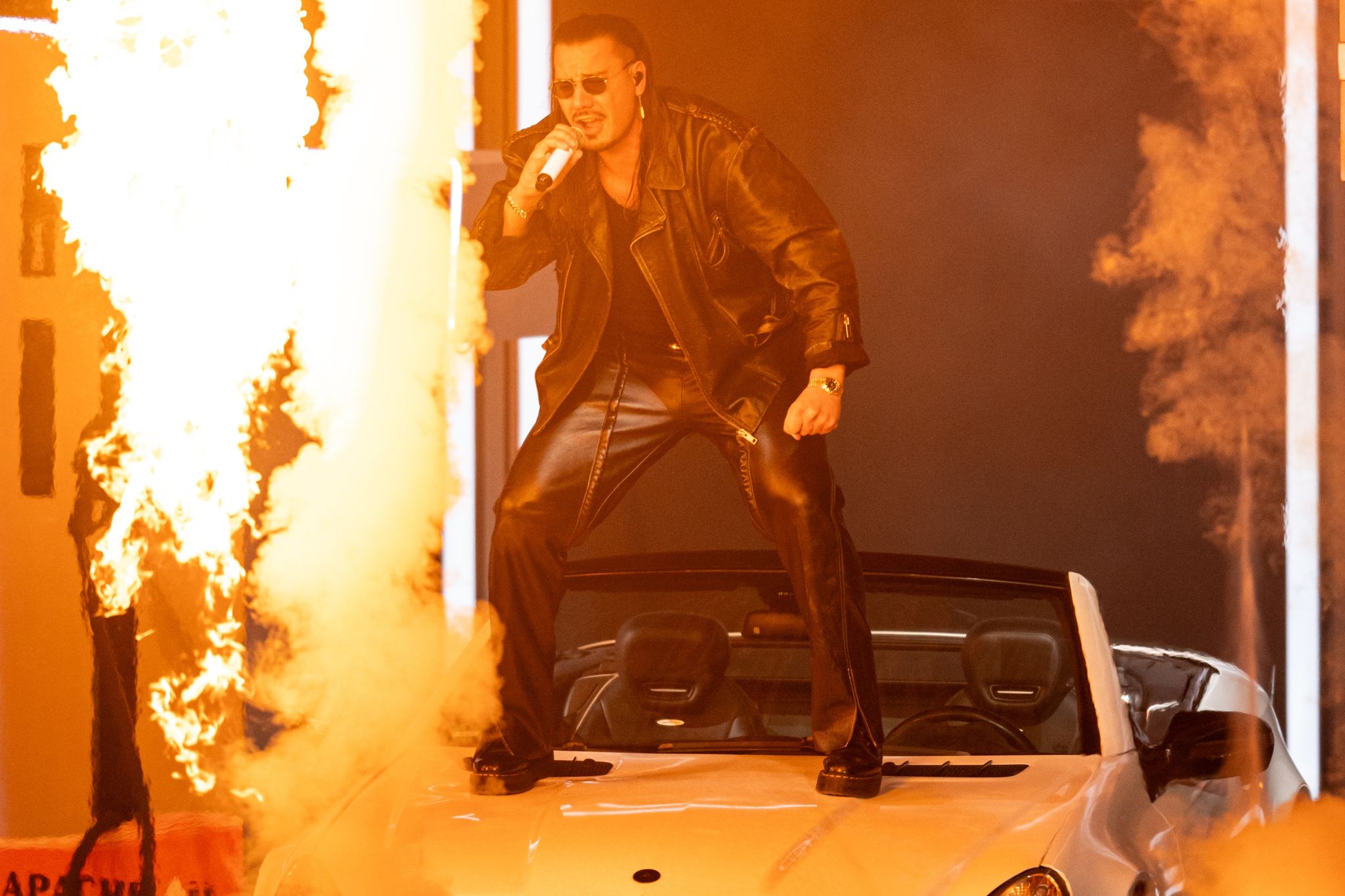 Der Deutsche Rapper Und Sänger Apache 207 Steht Bei Seinem Auftritt In Der Waldbühne Auf Einem Mercedes SL.