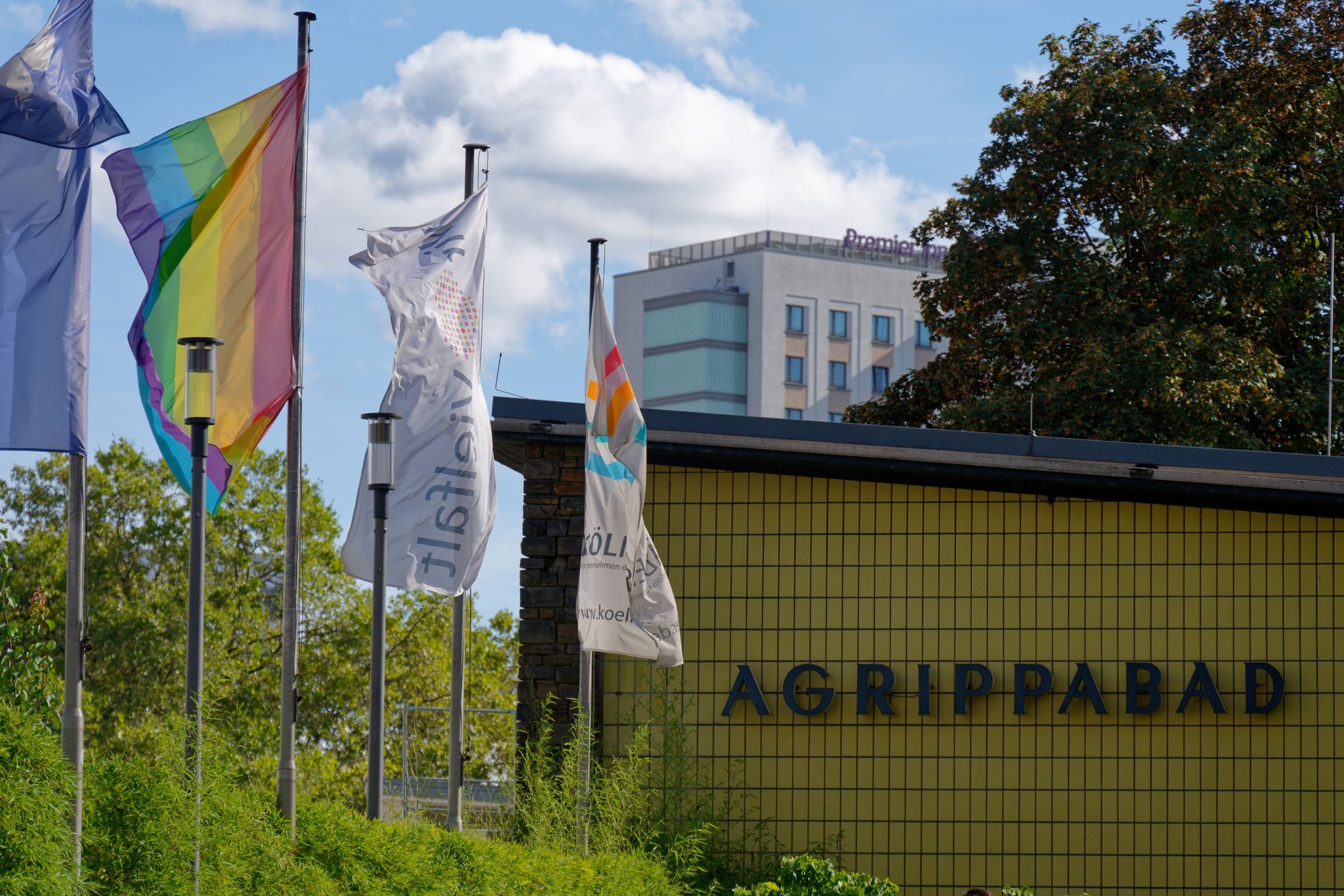Sexueller Übergriff In Einem Kölner Bad: Das Mutmaßliche Opfer Konnte Sich Aus Der Situation Befreien Und Hilfe Holen.