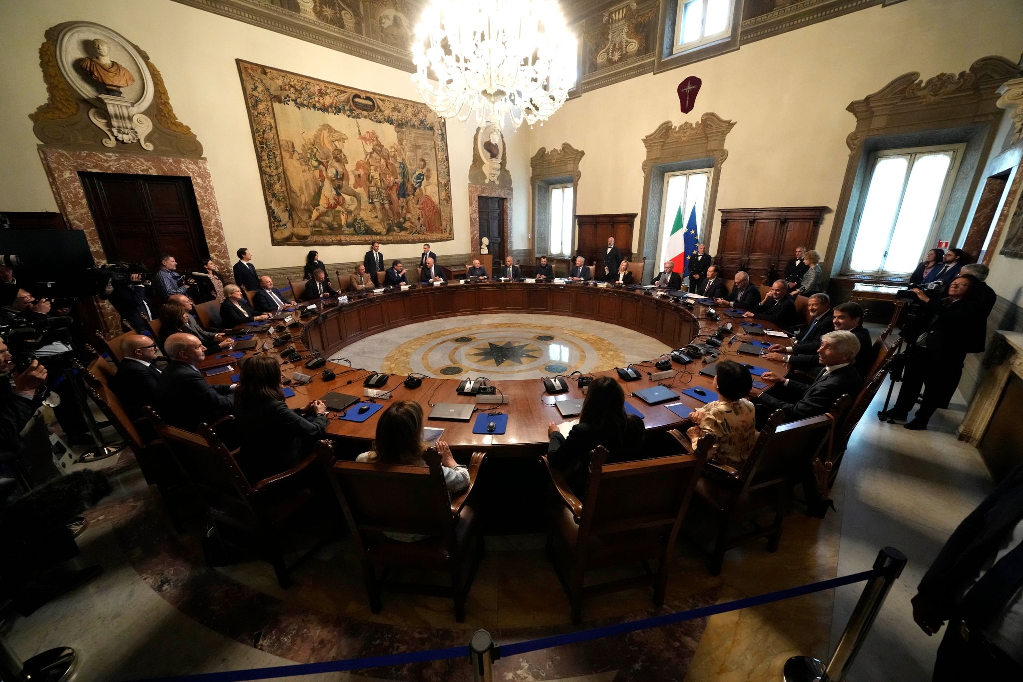 Giorgia Meloni (hinten M), Ministerpräsidentin Von Italien, Führt Den Vorsitz Bei Der Zusammenkunft Ihres Ersten Ministerkabinetts Im Ministerpräsidentenpalast Chigi.