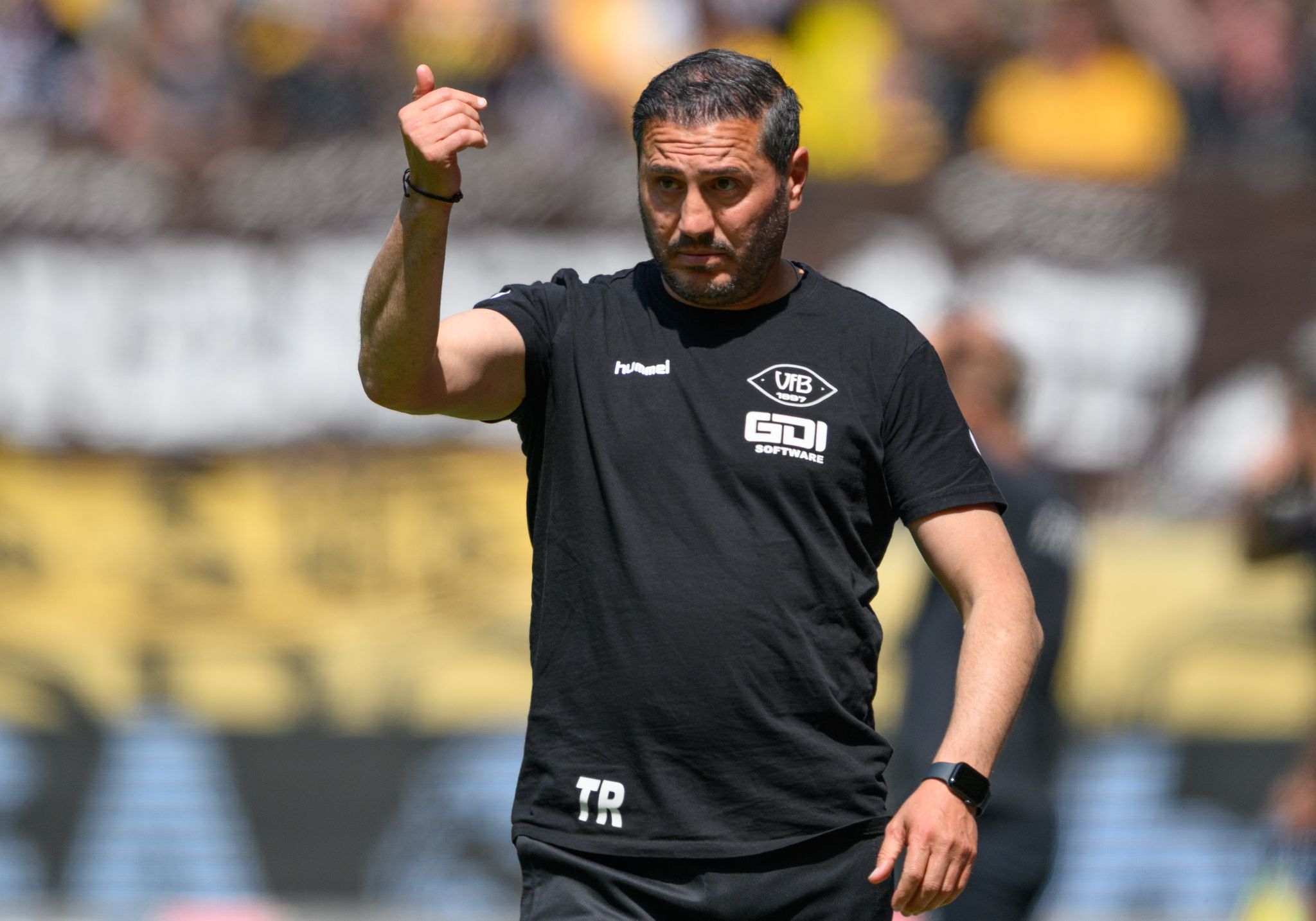 Oldenburgs Trainer Fuat Kilic Gestikuliert.