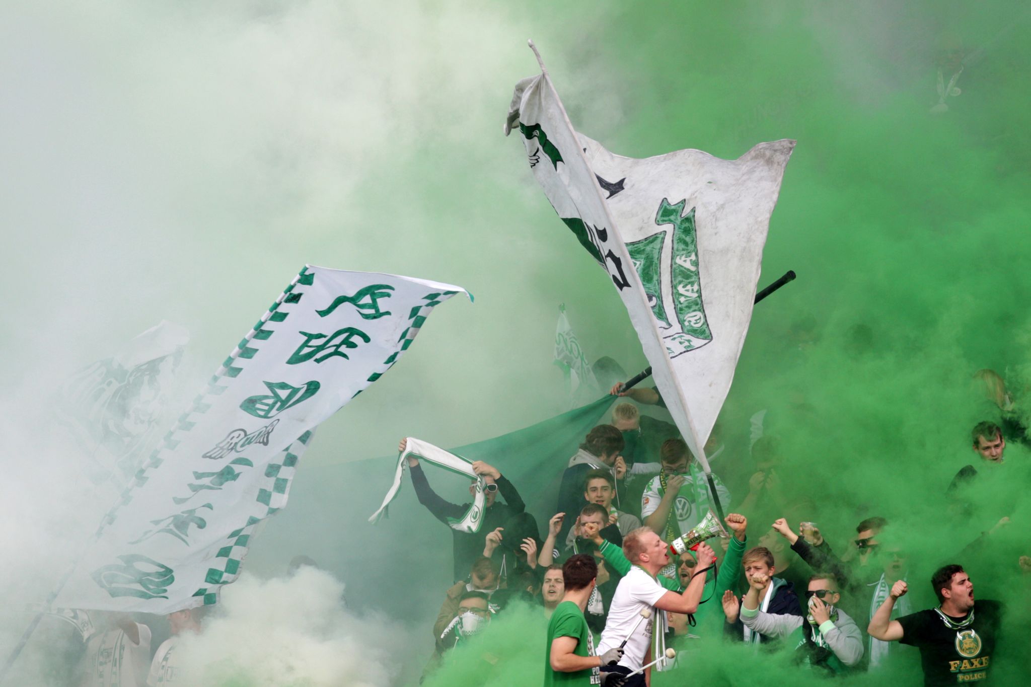 Die Wolfsburger Fans Zünden Vor Dem Anpfiff Pyrotechnik Und Rauchbomben.