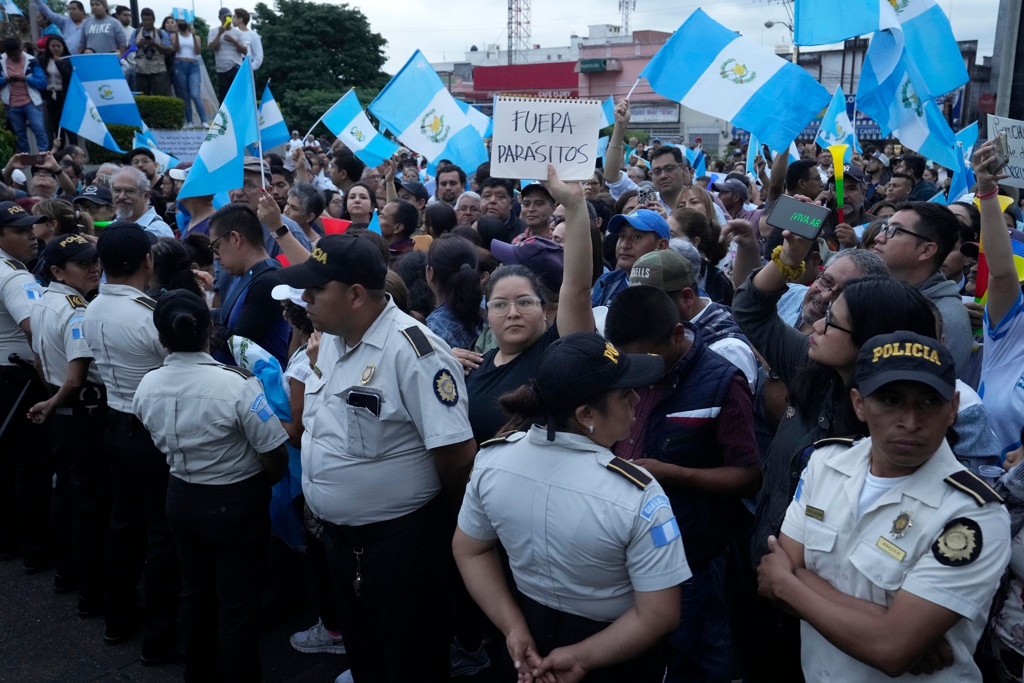 Während Einer Demonstration In Guatemala-Stadt Hält Eine Frau Ein Schild Mit Der Aufschrift «Parasiten Raus» In Die Höhe. Tausende Menschen Protestieren In Dem Lateinamerikanischen Land Gegen Die Generalstaatsanwaltschaft.