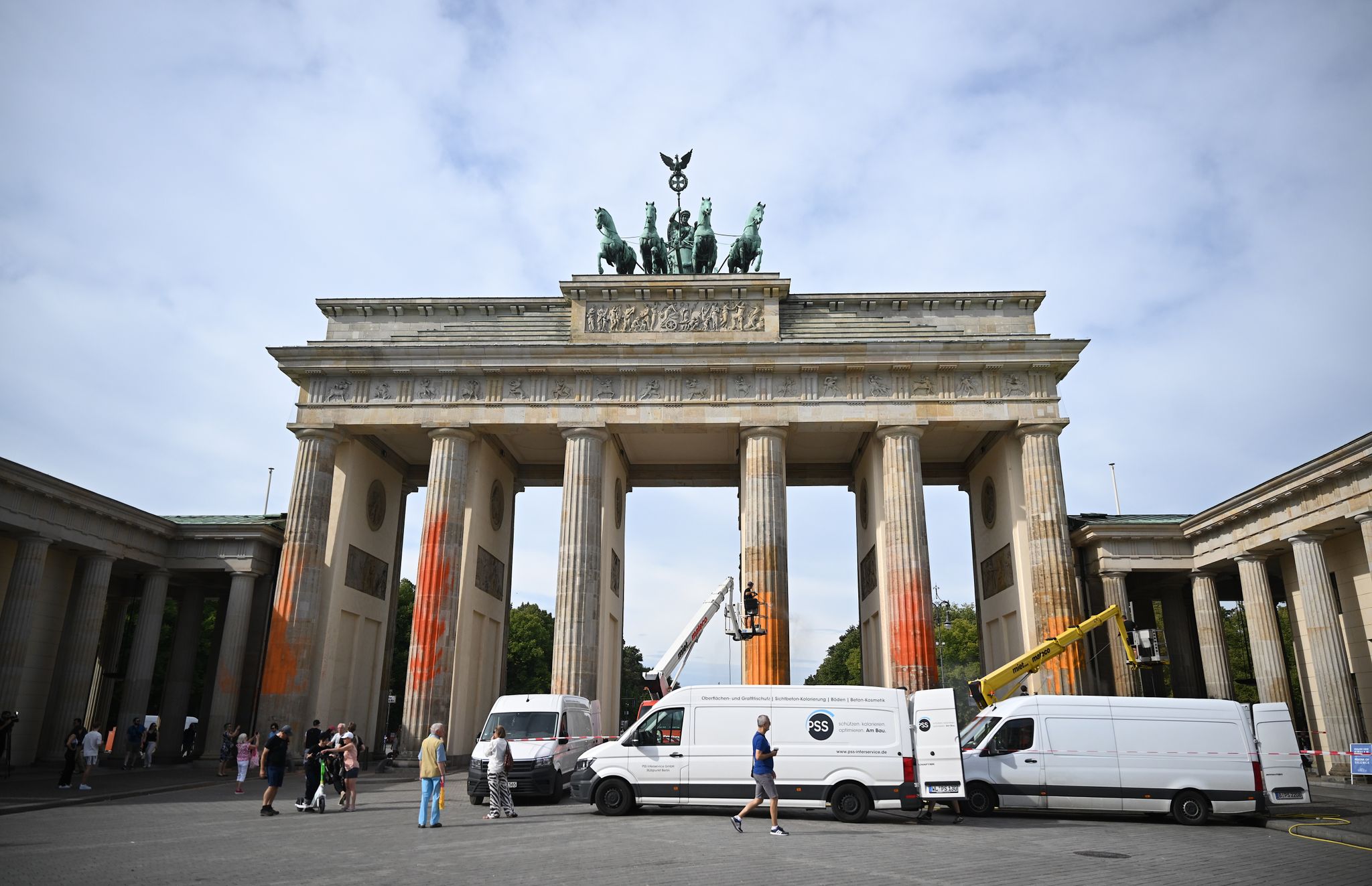 Die Letzte Generation Teilte Mit, Der Farbanschlag Sei Als Protestaktion Zu Sehen Und «Teil Des Sogenannten Wendepunkts».