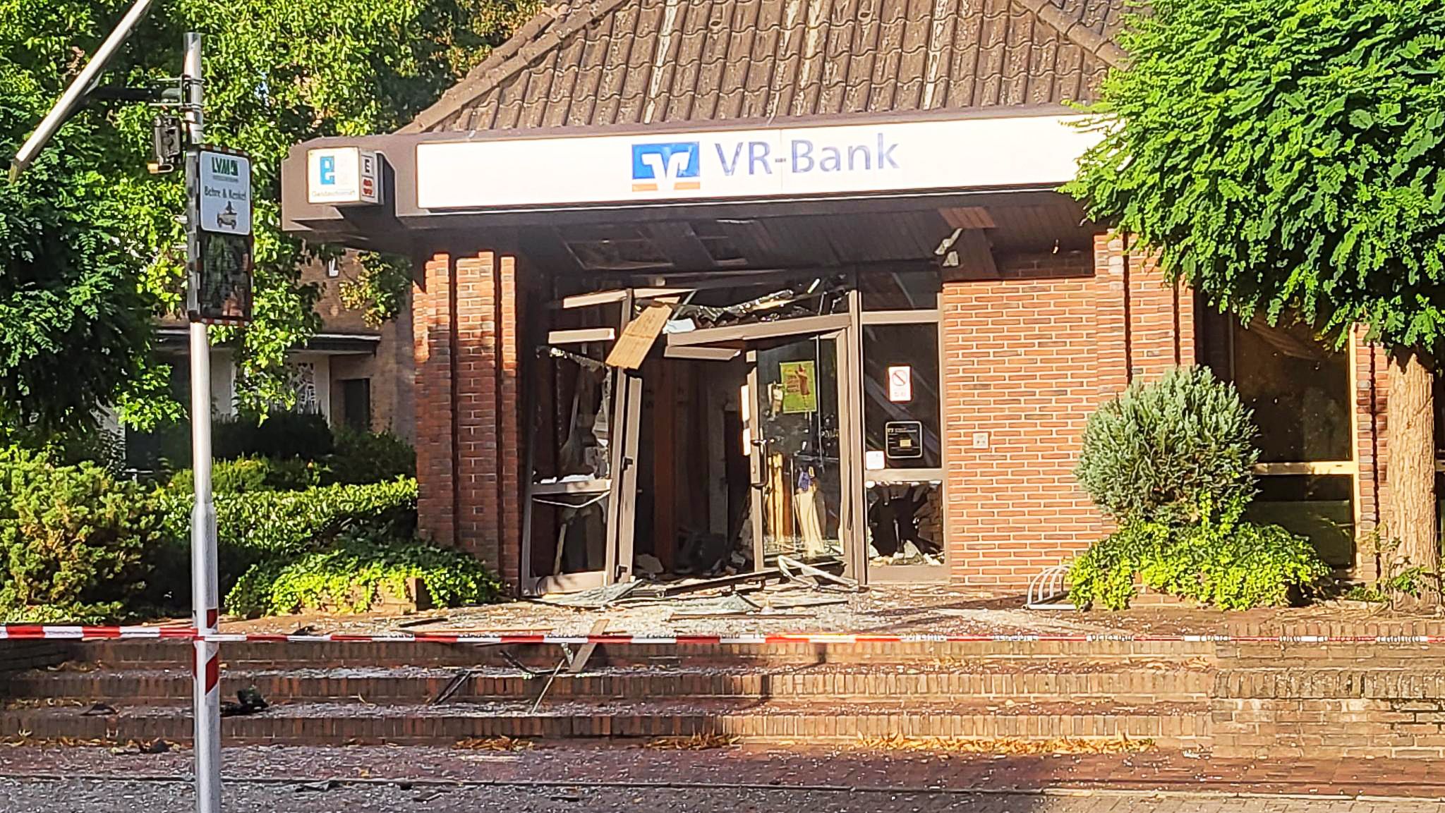 Blick Auf Den Zerstörten Eingangsbereich Der Bankfiliale.