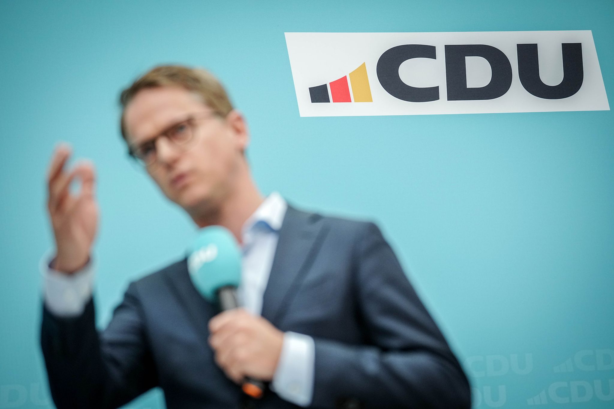 Neuer Look Der CDU: Schwarz, Türkis Und Drei Streifen