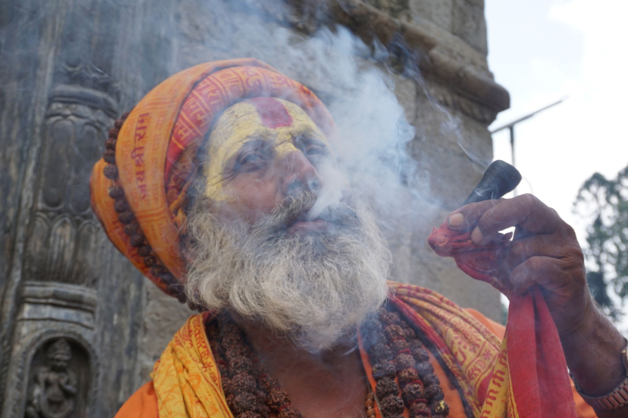Ein Sadhu (ein Heiliger Mann) Raucht Marihuana Auf Dem Gelände Eines Tempels In Kathmandu.