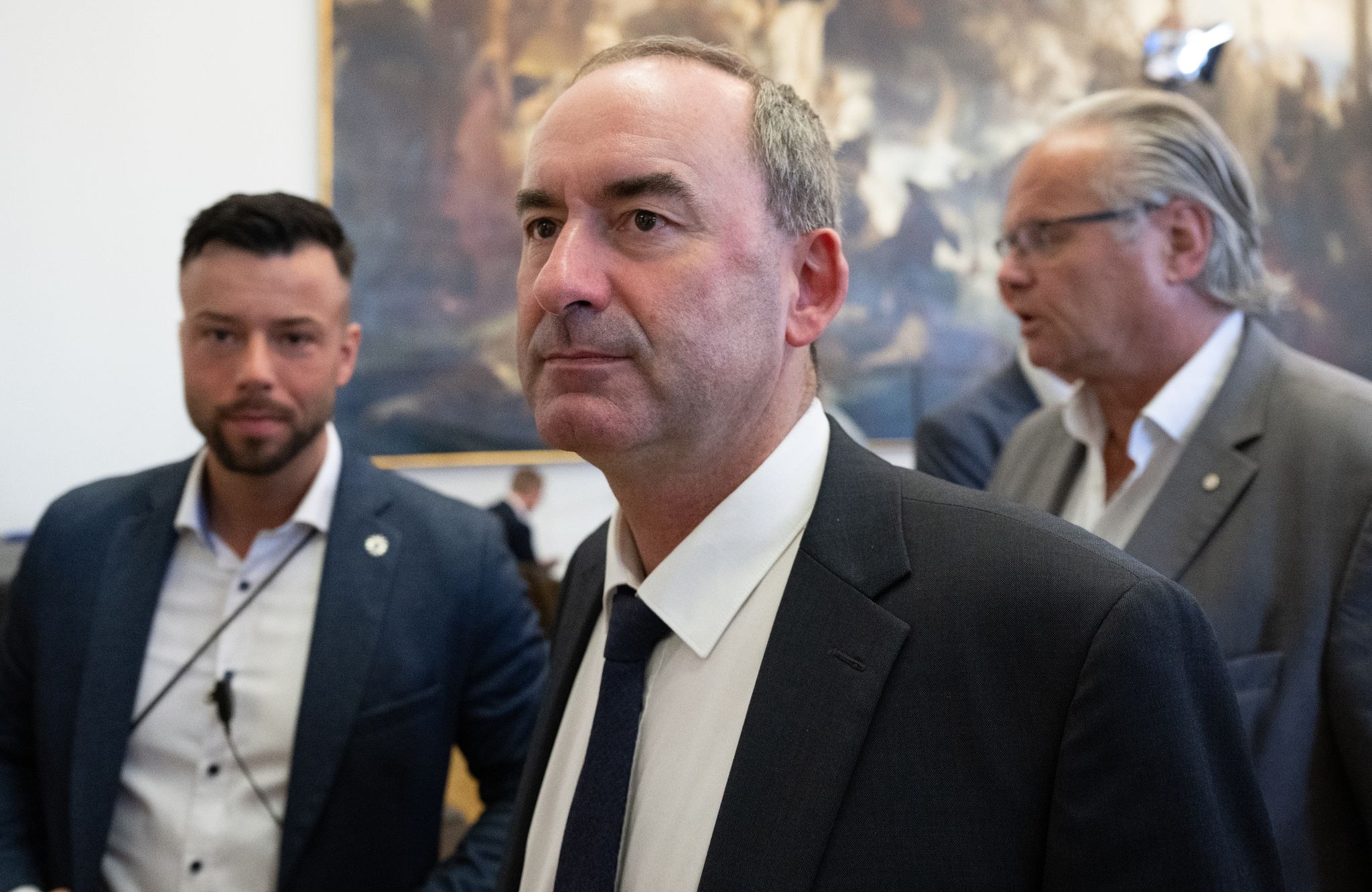 Hubert Aiwanger Verlässt Den Bayerischen Landtag Nach Einer Sondersitzung Zu Den Vorwürfen Gegen Ihn Im Zusammenhang Mit Einem Flugblatt Mit Antisemitischem Inhalt.