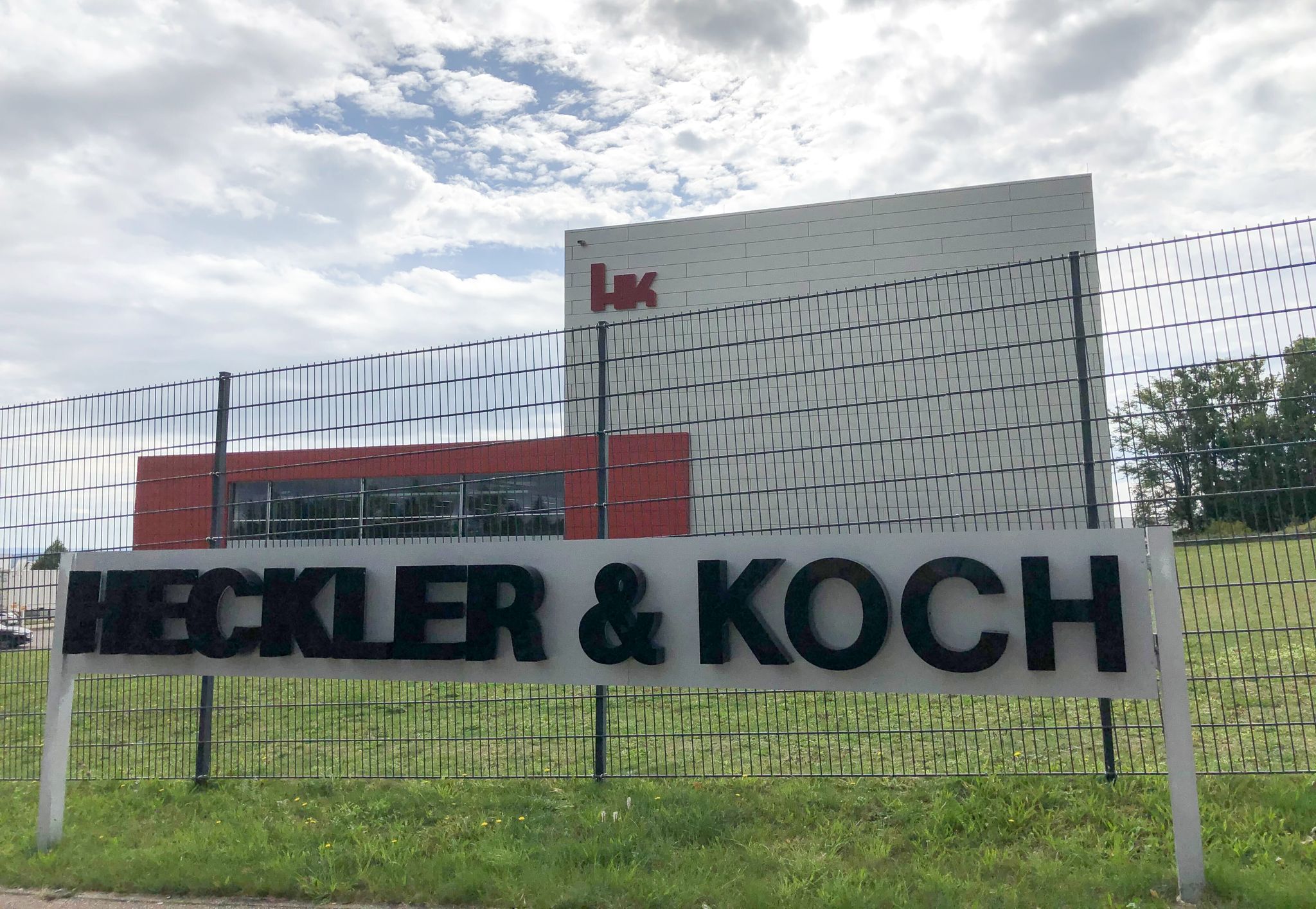 Eingang Der Firmenzentrale Des Waffenherstellers Heckler & Koch.