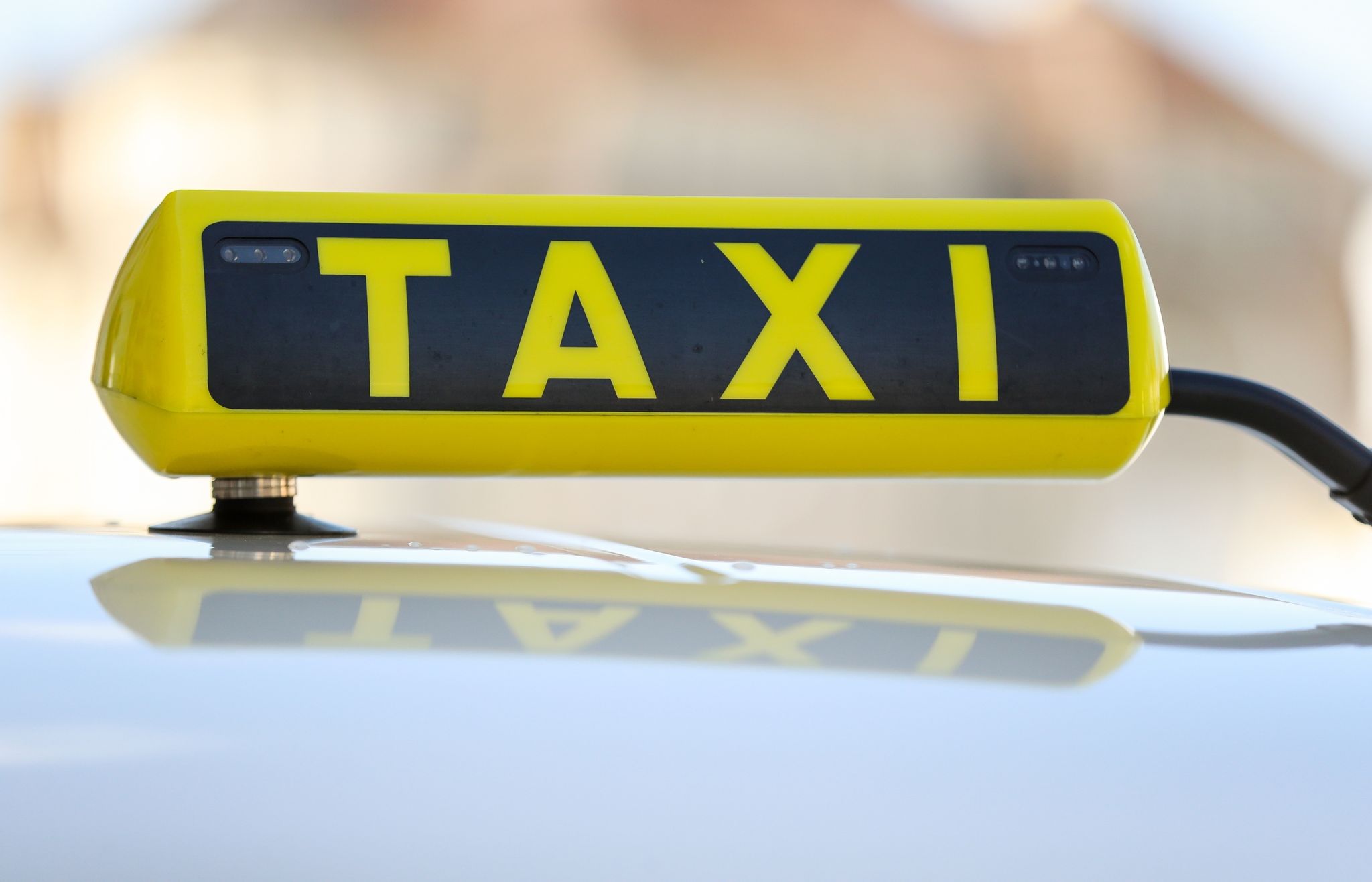 Ein Taxischild An Einem Taxi.