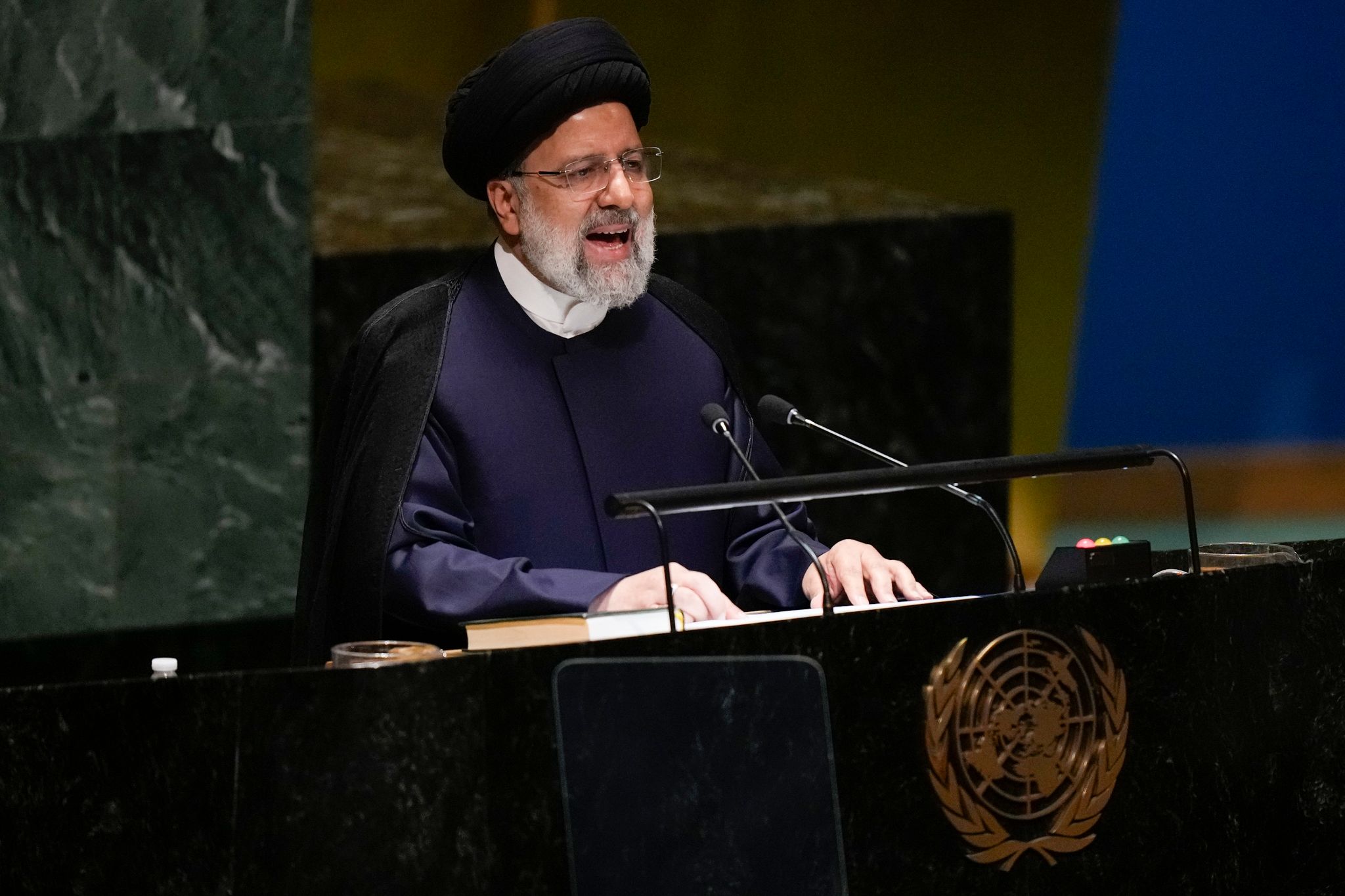 Irans Präsident Ebrahim Raisi Spricht Bei Der 78. Sitzung Der Generalversammlung Der Vereinten Nationen Im UN-Hauptquartier.