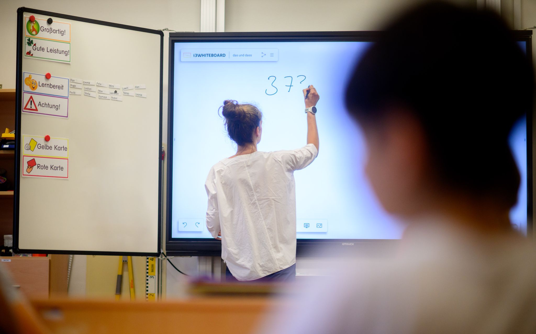 In Der Aktuellen Ausgabe Des Deutschen Schulbarometers Beklagen Die Lehrkräfte Nach Wie Vor Die Hohe Arbeitsbelastung Und Den Massiven Lehrkräftemangel.