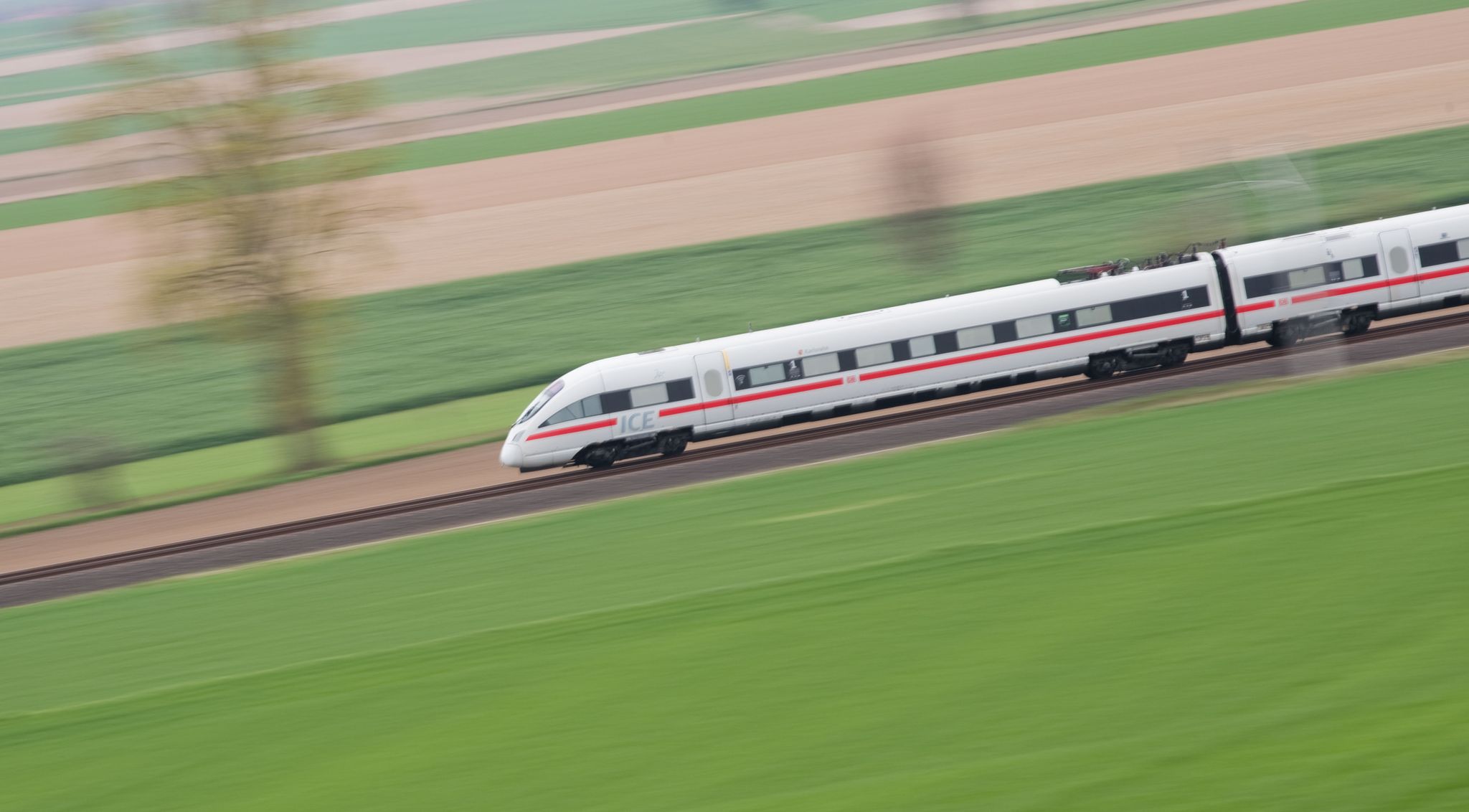 Ein ICE T Der Deutschen Bahn Fährt Auf Der ICE Trasse Zwischen Hildesheim Und Berlin.