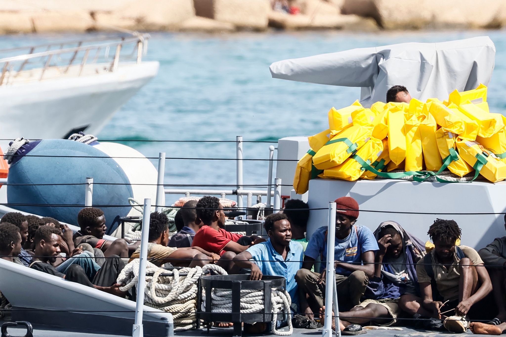 Gerettete Migranten Am Montag Auf Einem Boot Im Hafen Der Insel Lampedusa.