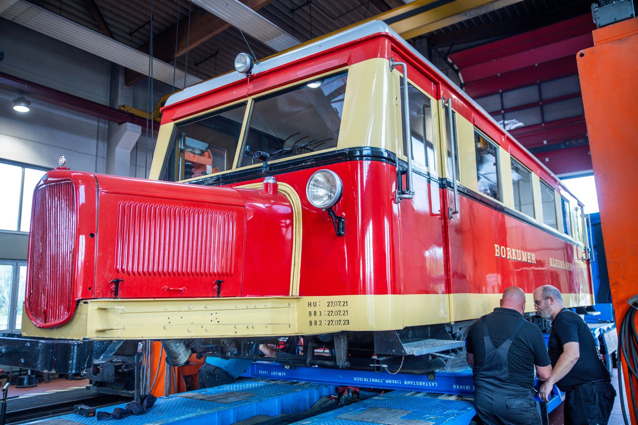 Mitarbeiter Der Kleinbahn Molli Entladen Den Triebwagen T1 Der Borkumer Kleinbahn.