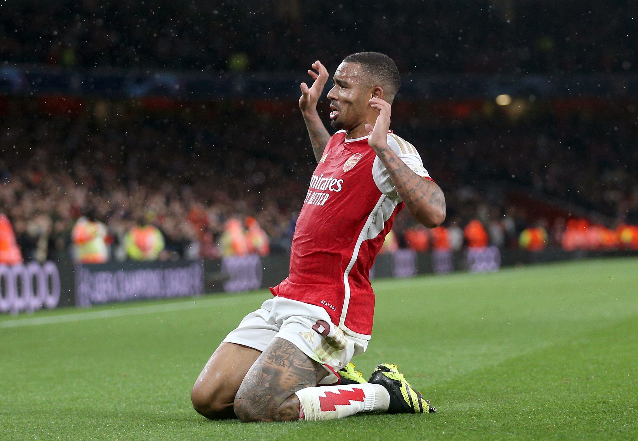 Arsenals Gabriel Jesus Jubelt Nach Seinem Tor Zum 3:0 Gegen Den PSV Eindhoven.