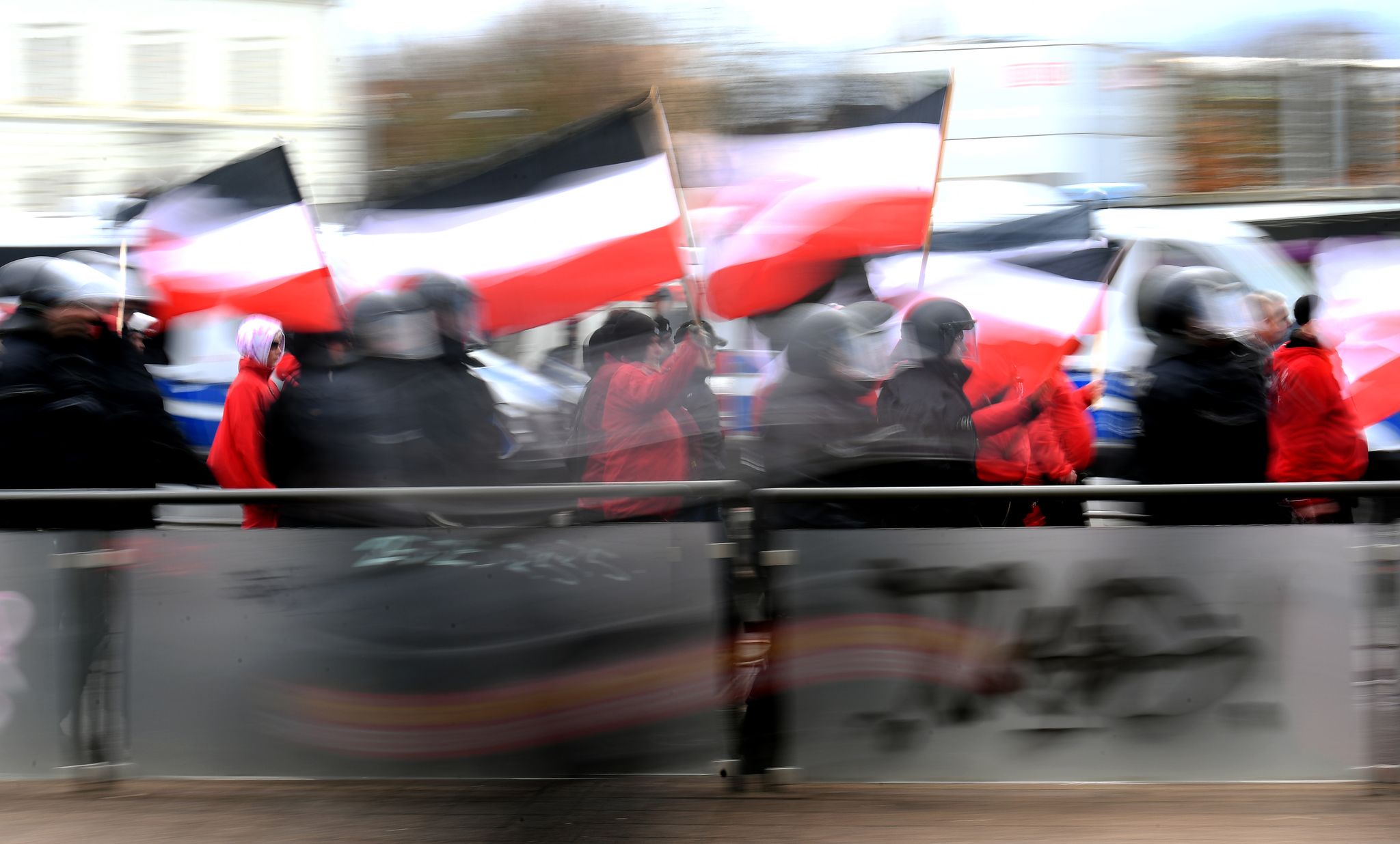 Teilnehmer Einer Neonazi-Demonstration Werden Von Der Polizei Begleitet (Symbolbild).