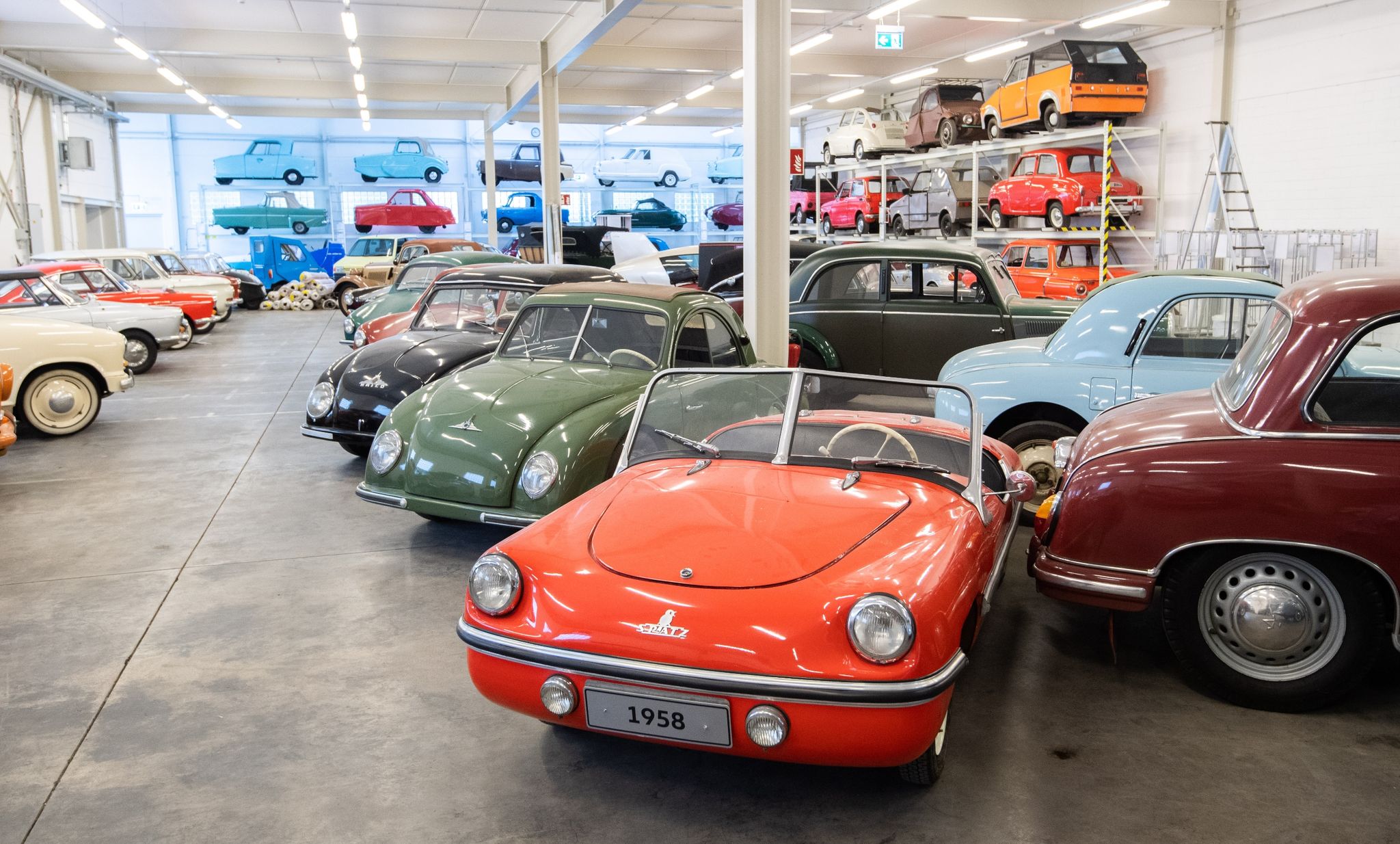 Autos Stehen Im «PS.Depot Kleinwagen» Vom Automuseum «PS Speicher».