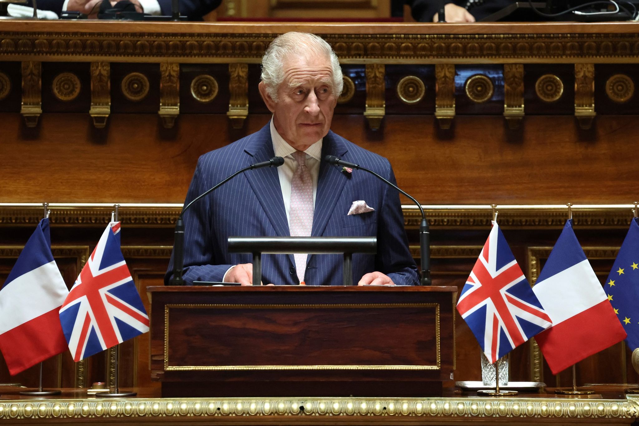König Charles III. Erinnert Im Französischen Senat An Die Freundschaft Zwischen Frankreich Und Großbritannien.