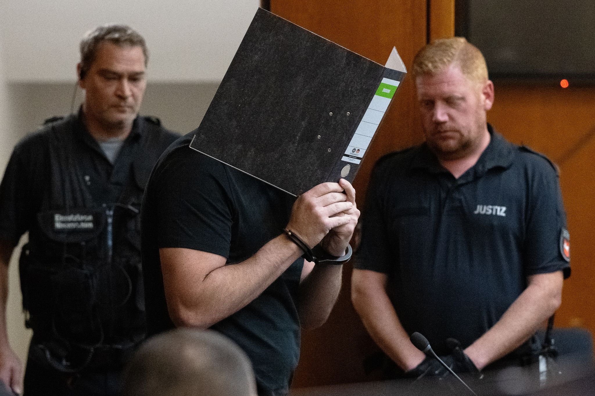 Einer Der Vier Angeklagten Kommt Ins Landgericht Göttingen.