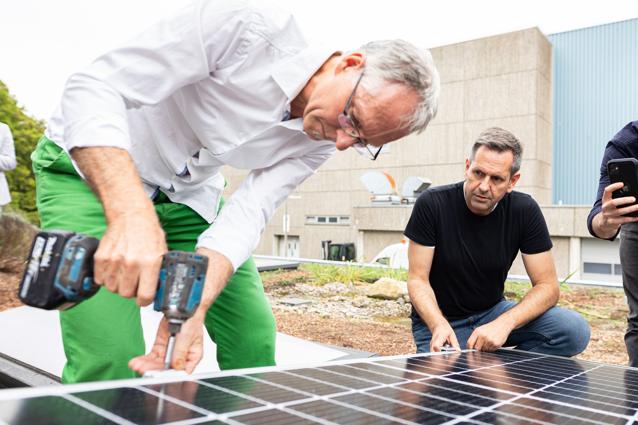 Olaf Lies (SPD, R), Wirtschaftsminister Von Niedersachsen, Montiert Ein Solar Modul.