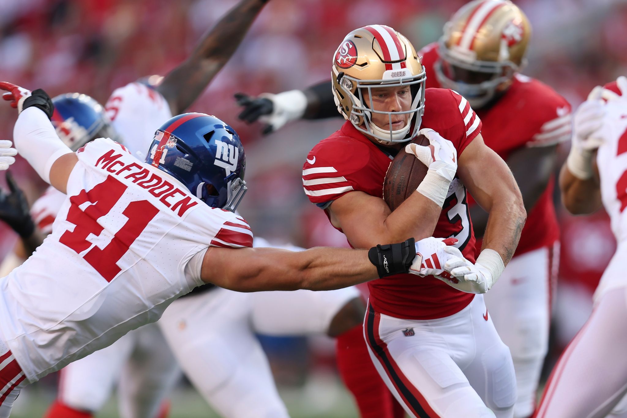 San Francisco 49ers Running Back Christian McCaffrey (r) Läuft Gegen New York Giants Linebacker Micah McFadden (41).