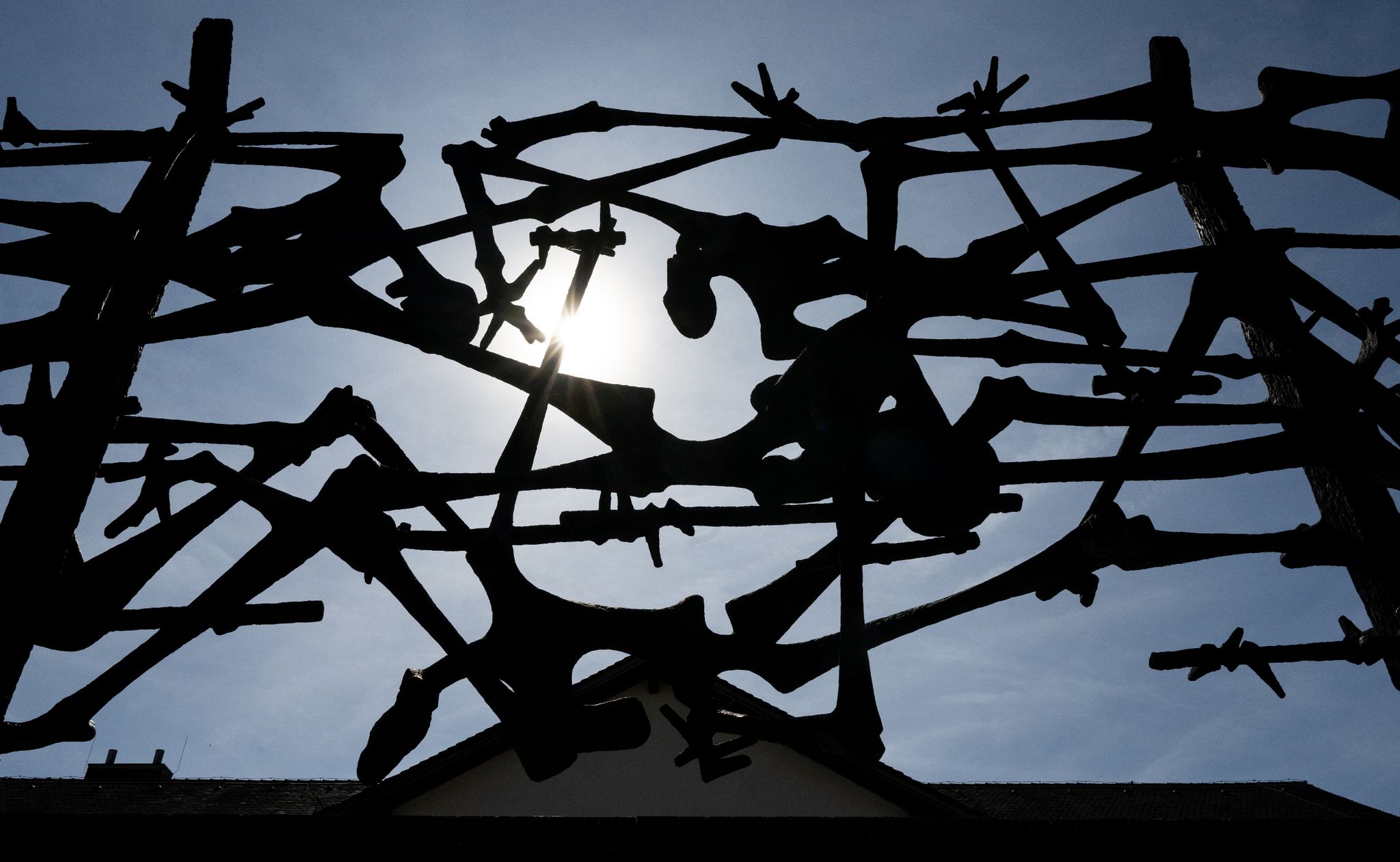 Das Internationale Mahnmal In Der KZ-Gedenkstätte Dachau. Dort Gibt Es Immer Mehr Fälle Von Vandalismus Und Anderen Angriffen.