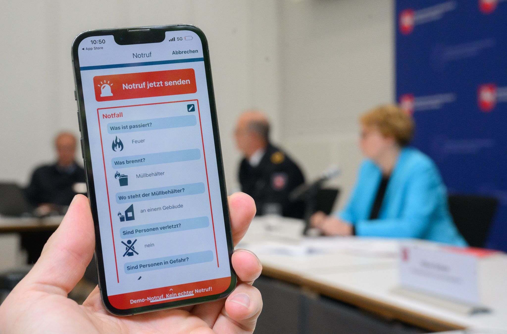 Die Notruf-App Nora Ist Auf Einem Smartphone-Display Zu Sehen.