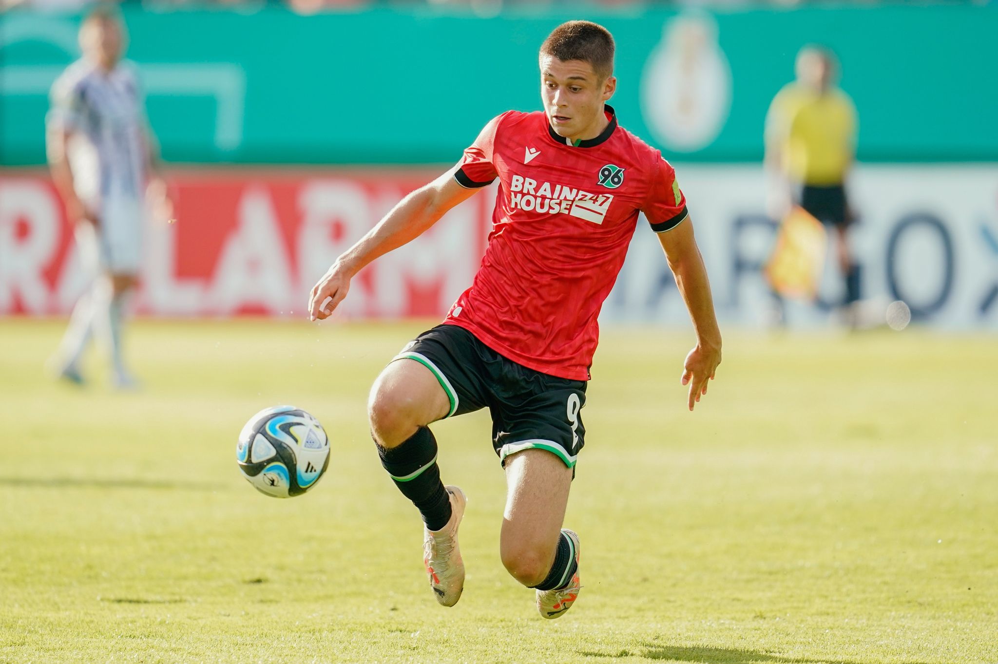 Hannovers Nicolò Tresoldi Spielt Den Ball.