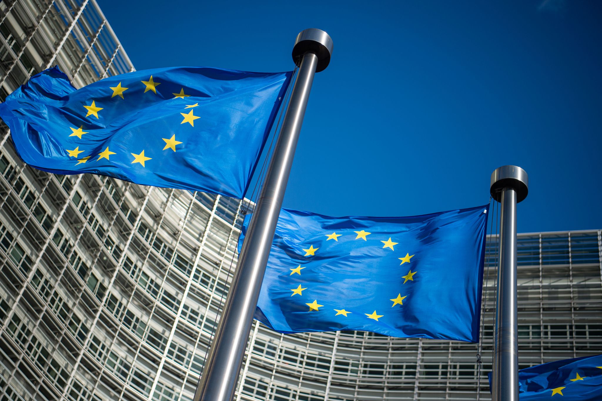 Flaggen Der Europäischen Union Wehen Vor Dem Sitz Der Europäischen Kommission In Brüssel.
