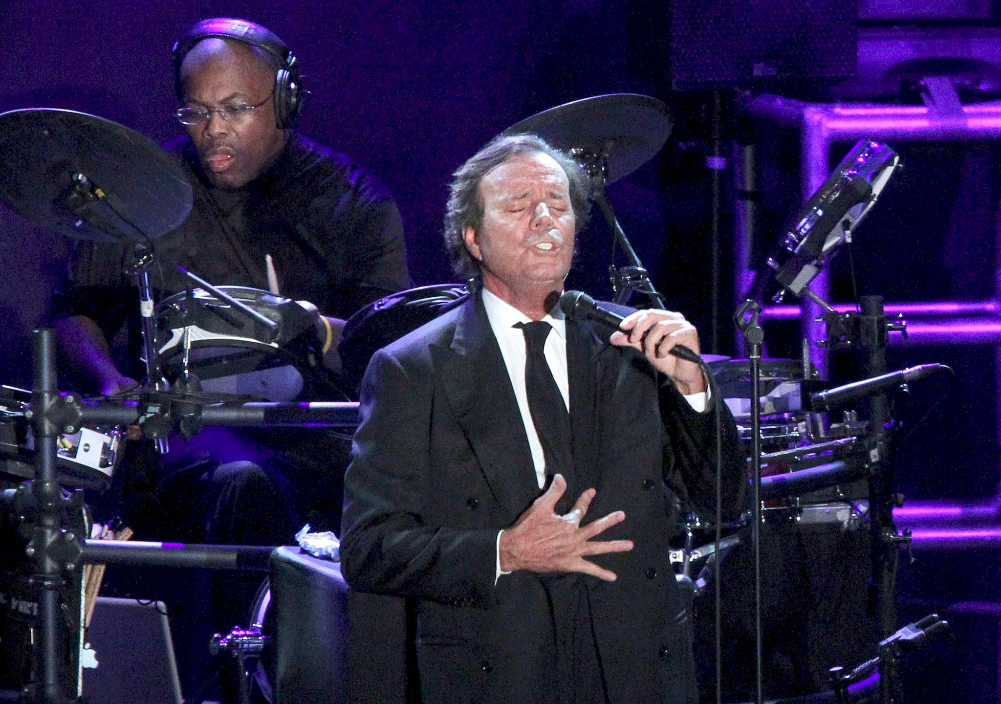 Julio Iglesias Bei Einem Konzert Im Jahr 2010. Der Spanische Schlagerstar Feiert Seinen 80. Geburtstag.