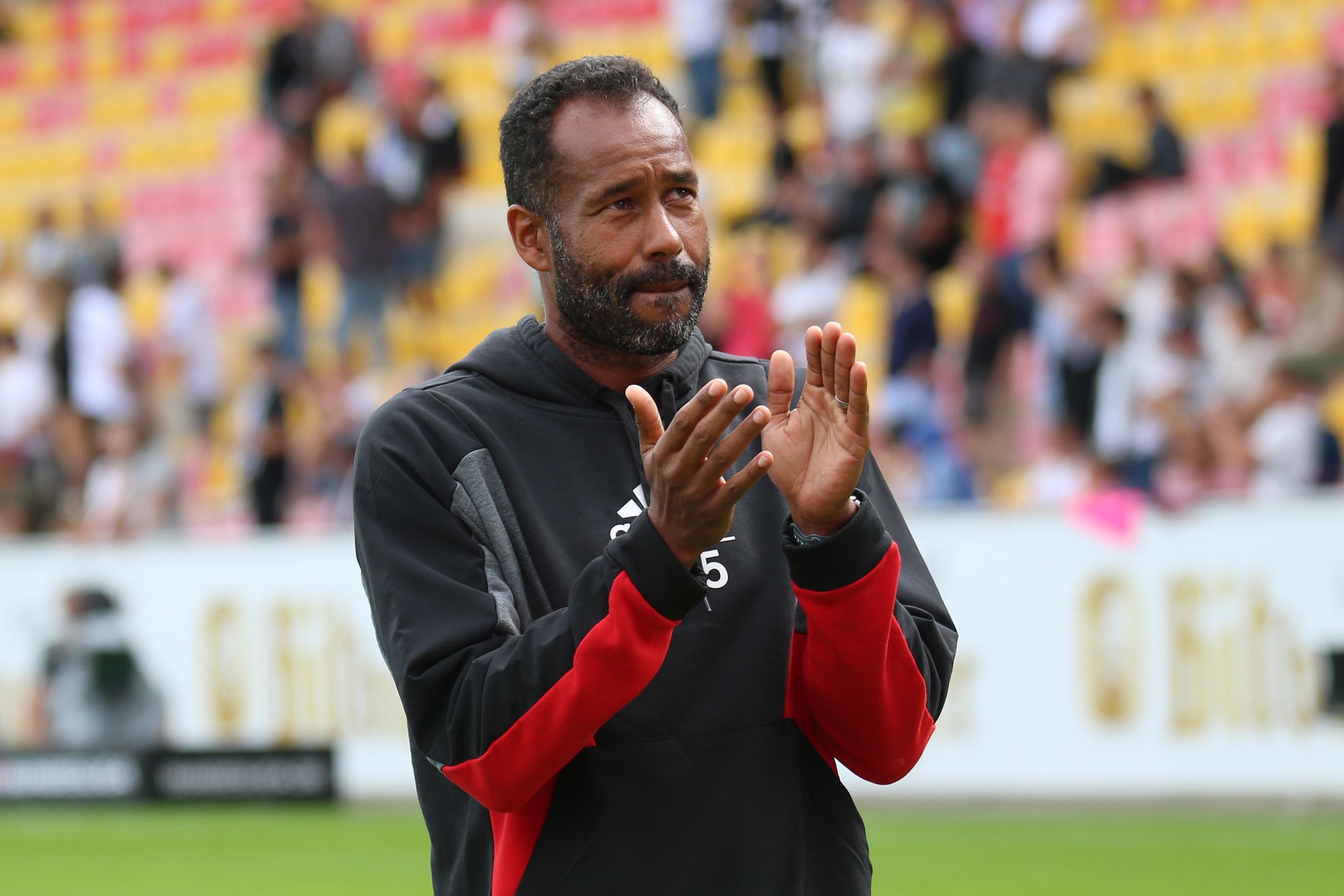 Düsseldorfs Trainer Daniel Thioune Applaudiert Nach Einem Spiel Den Fans.