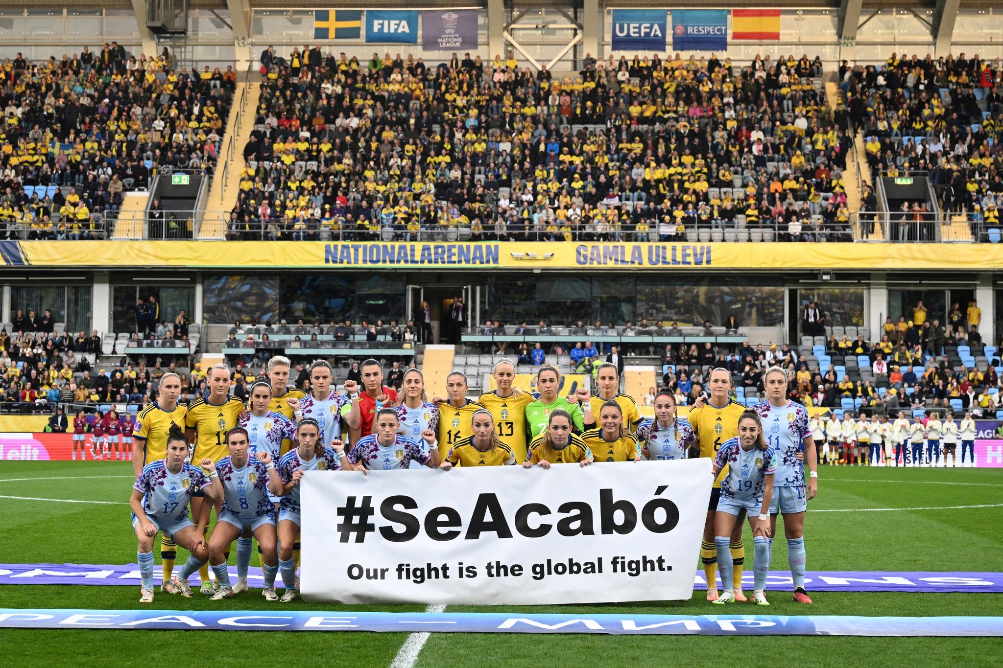 Die Schwedische Und Die Spanische Mannschaft Setzten Vor Dem Spiel Ein Zeichen Gegen Sexuelle Übergriffe.