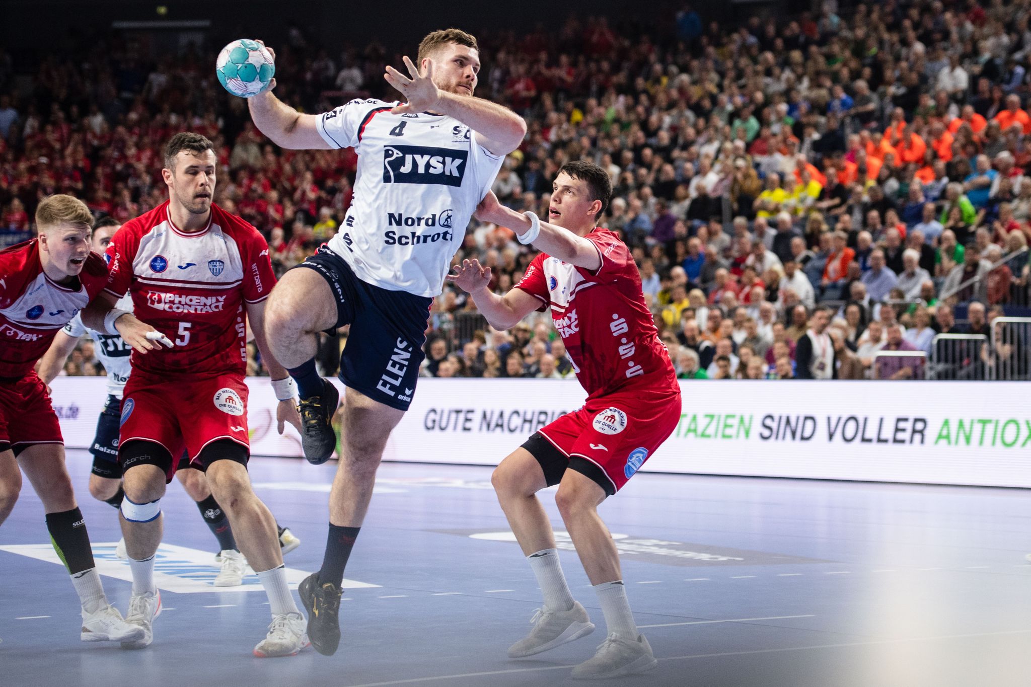 Lensburgs Johannes Golla(3. V.l.) Wirft Aufs Tor. Daneben Stehen Lemgos Lukas Hutecek (l-r), Jan Brosch Und Frederik Simak.