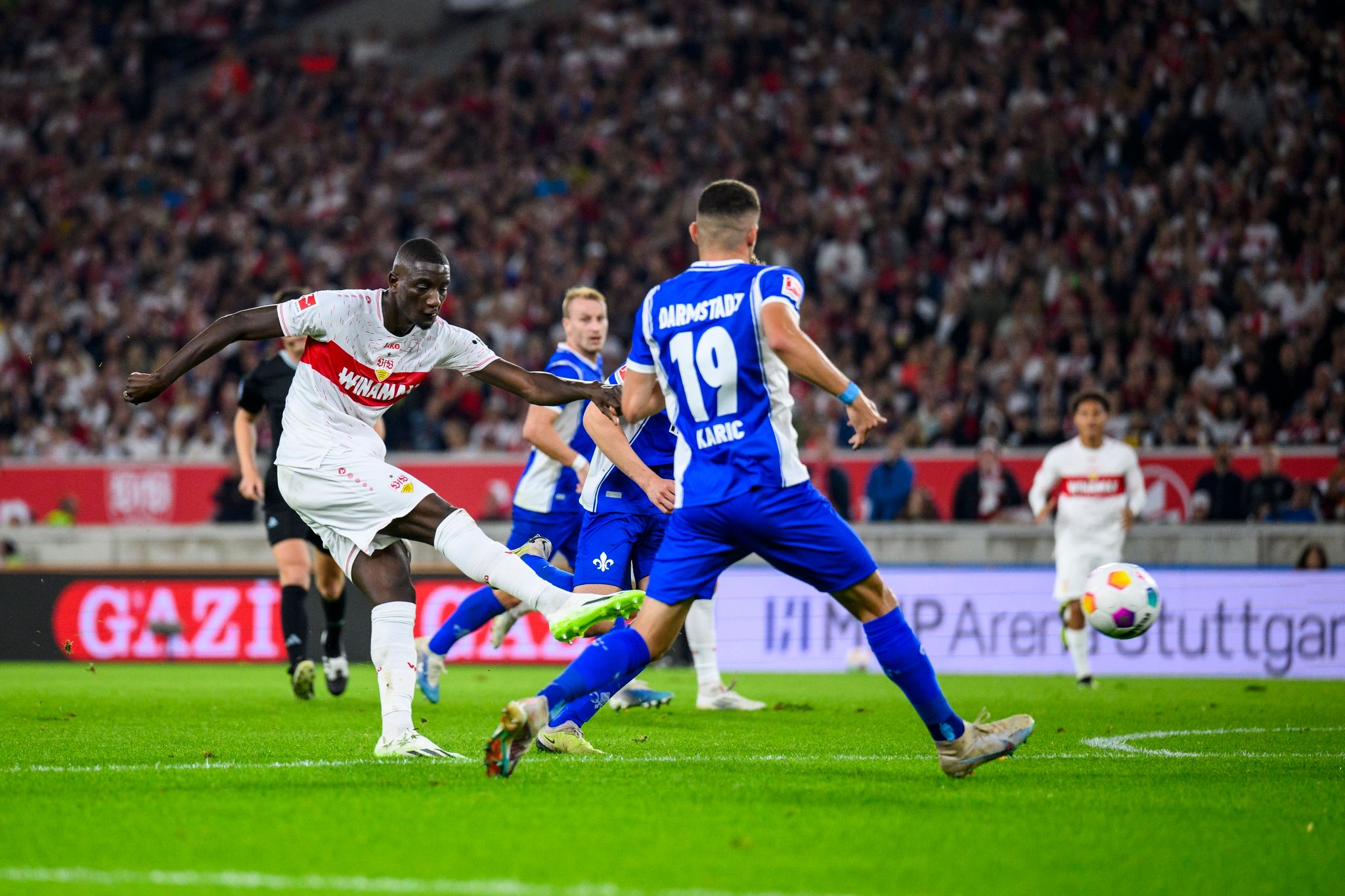 Stuttgarts Serhou Guirassy (l) Erzielte Beim Sieg Gegen Darmstadt Seine Saisontore Neun Und Zehn.