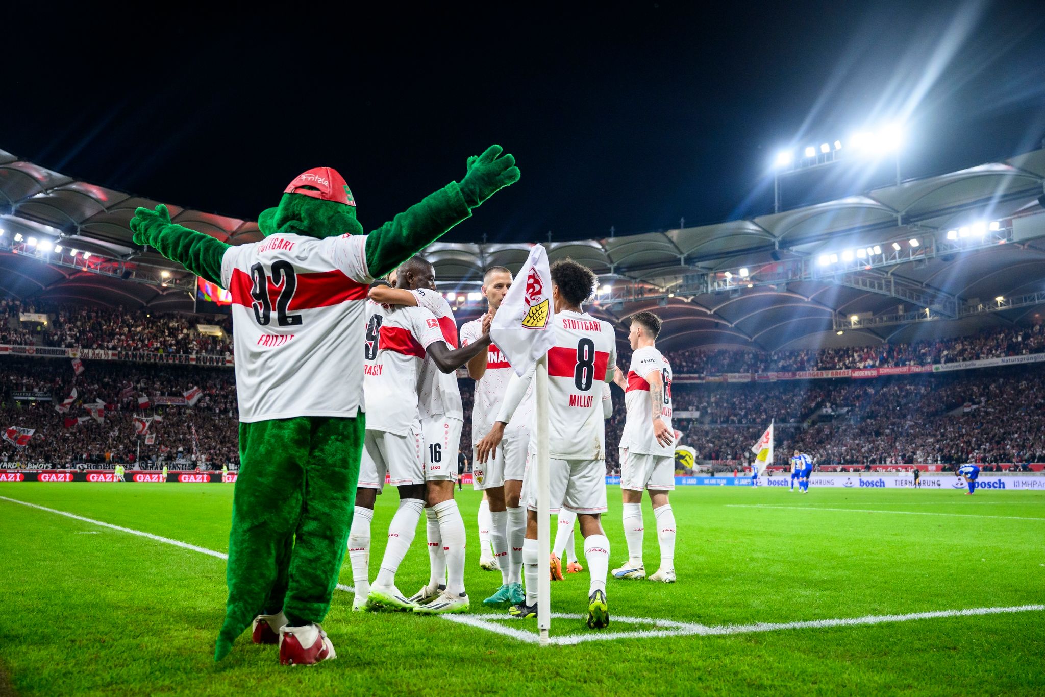 Die Stuttgarter Spieler Feiern Den 3:1-Sieg Gegen Darmstadt 98.