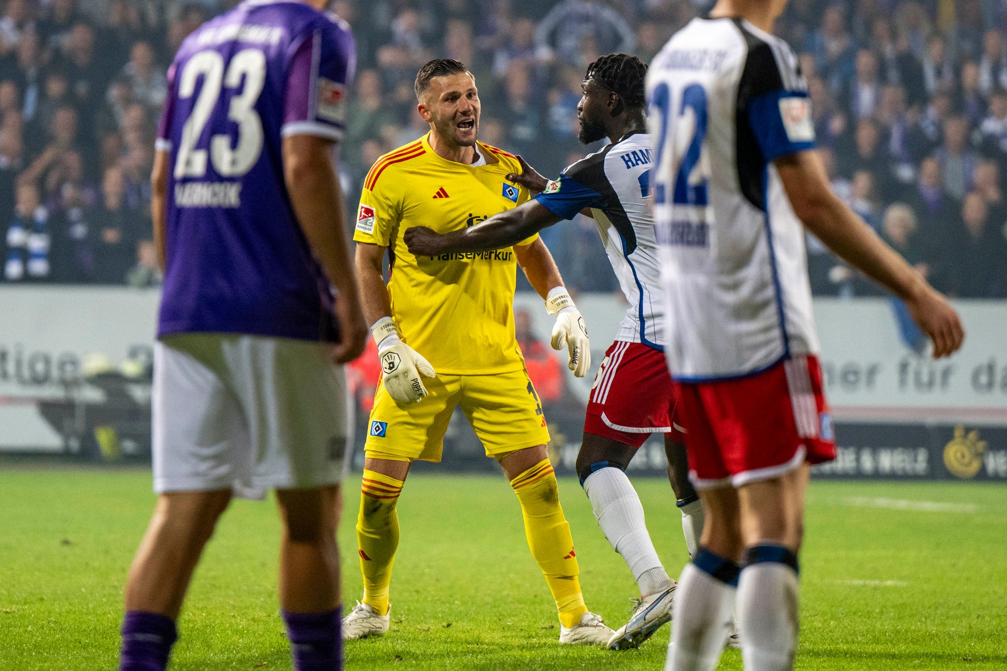 HSV-Torwart Daniel Heuer Fernandes Ist Nach Der 1:2-Niederlage In Osnabrück Mächtig Sauer.