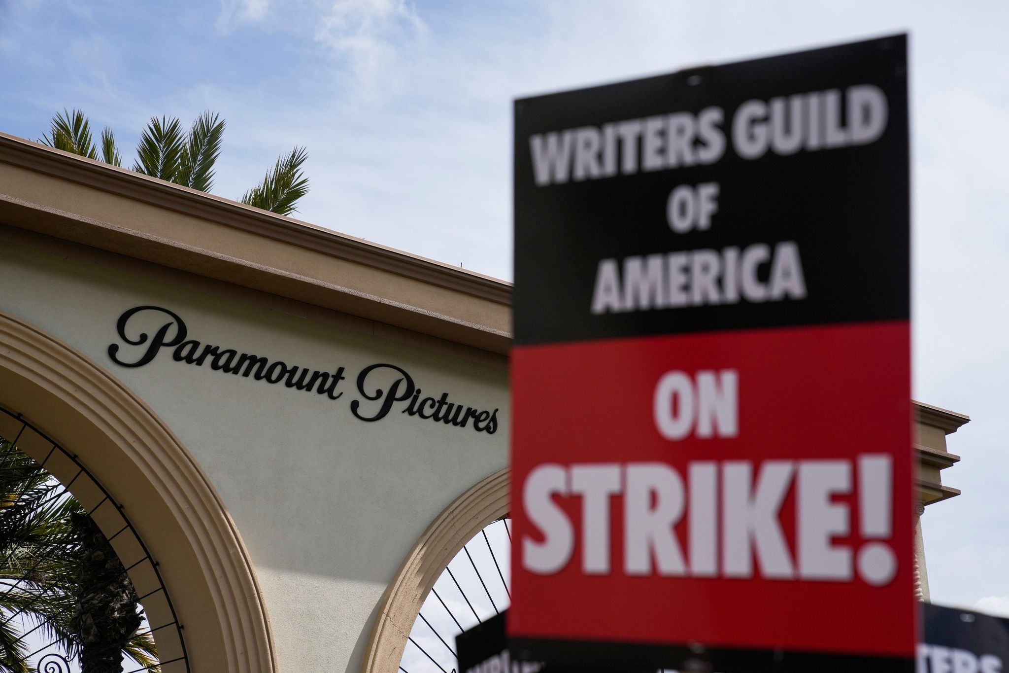 Mitglieder Der Writers Guild Of America Demonstrieren Vor Dem Gelände Der Paramount Pictures In Los Angeles.