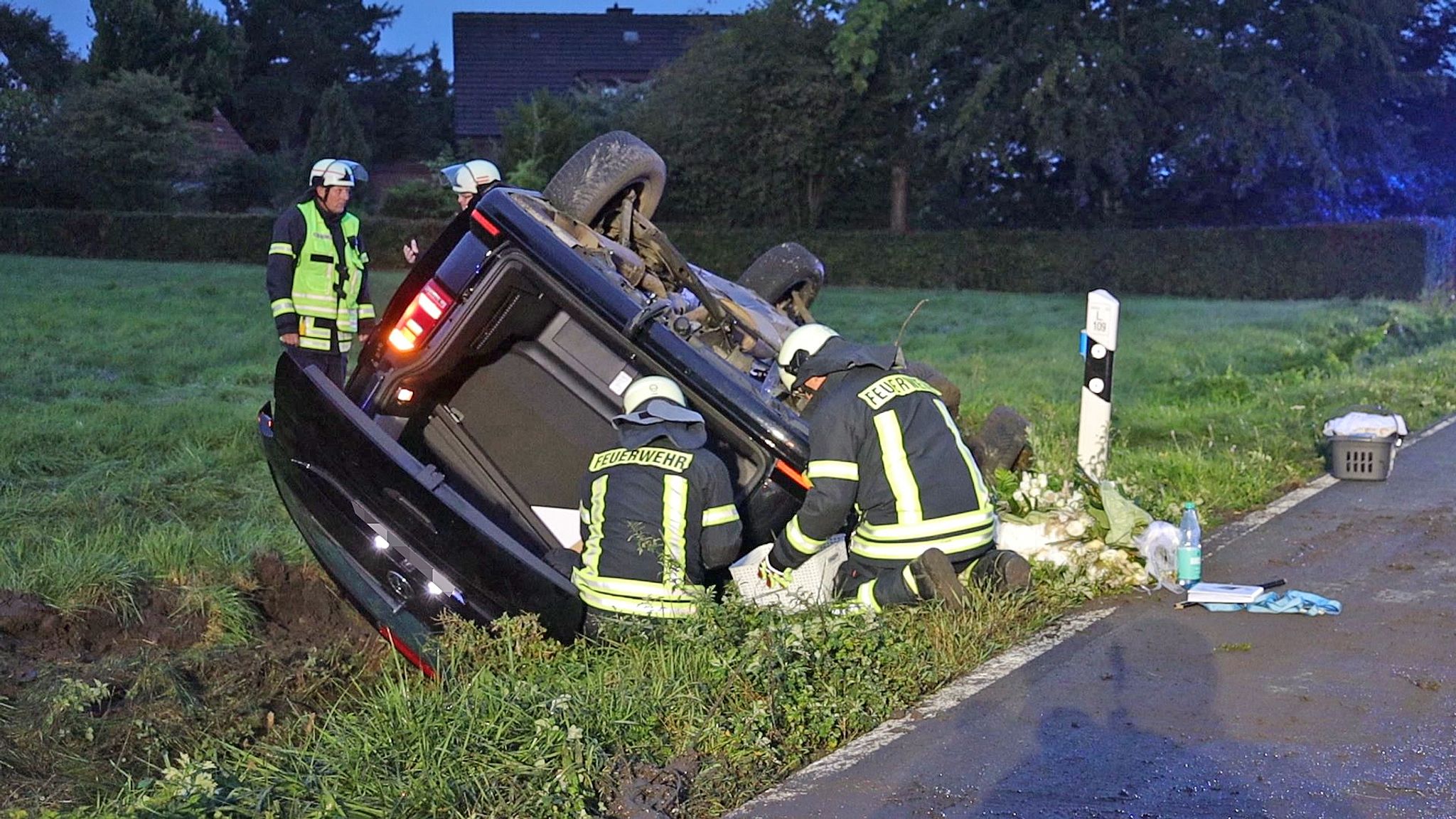 Ein Transporter Liegt Nach Einem Unfall Auf Dem Dach In Einem Straßengraben.