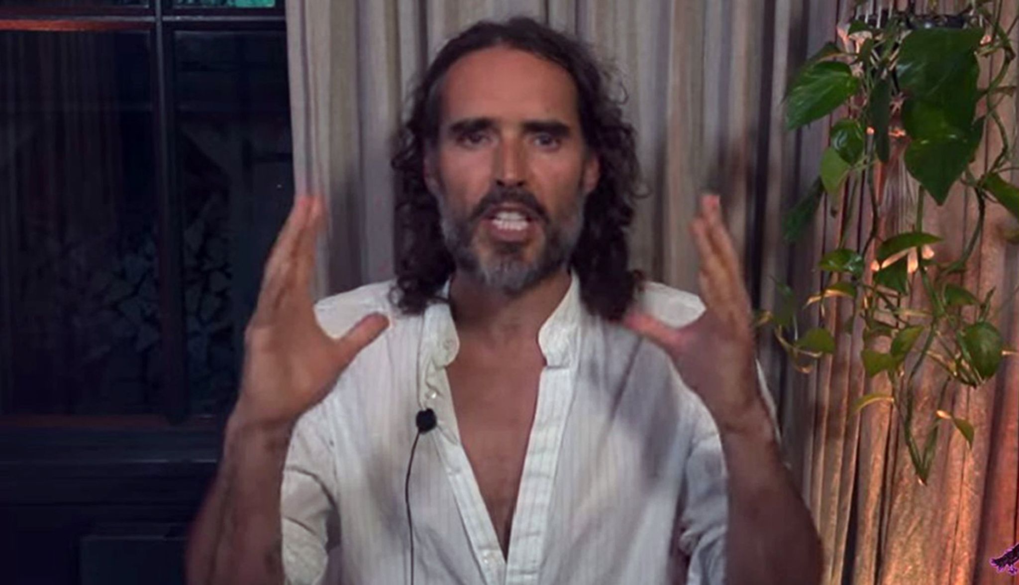 Russell Brand Postete Ein Dreiminütiges Video, In Dem Er Seinen Unterstützern Dankt.