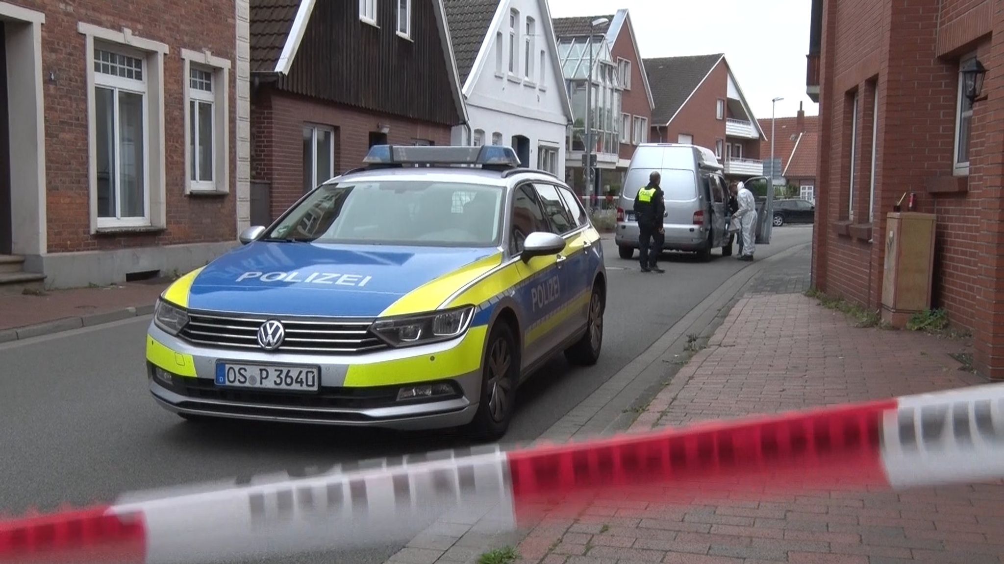 Einsatzkräfte Der Polizei Und Spurensicherung Sind Am Tatort.