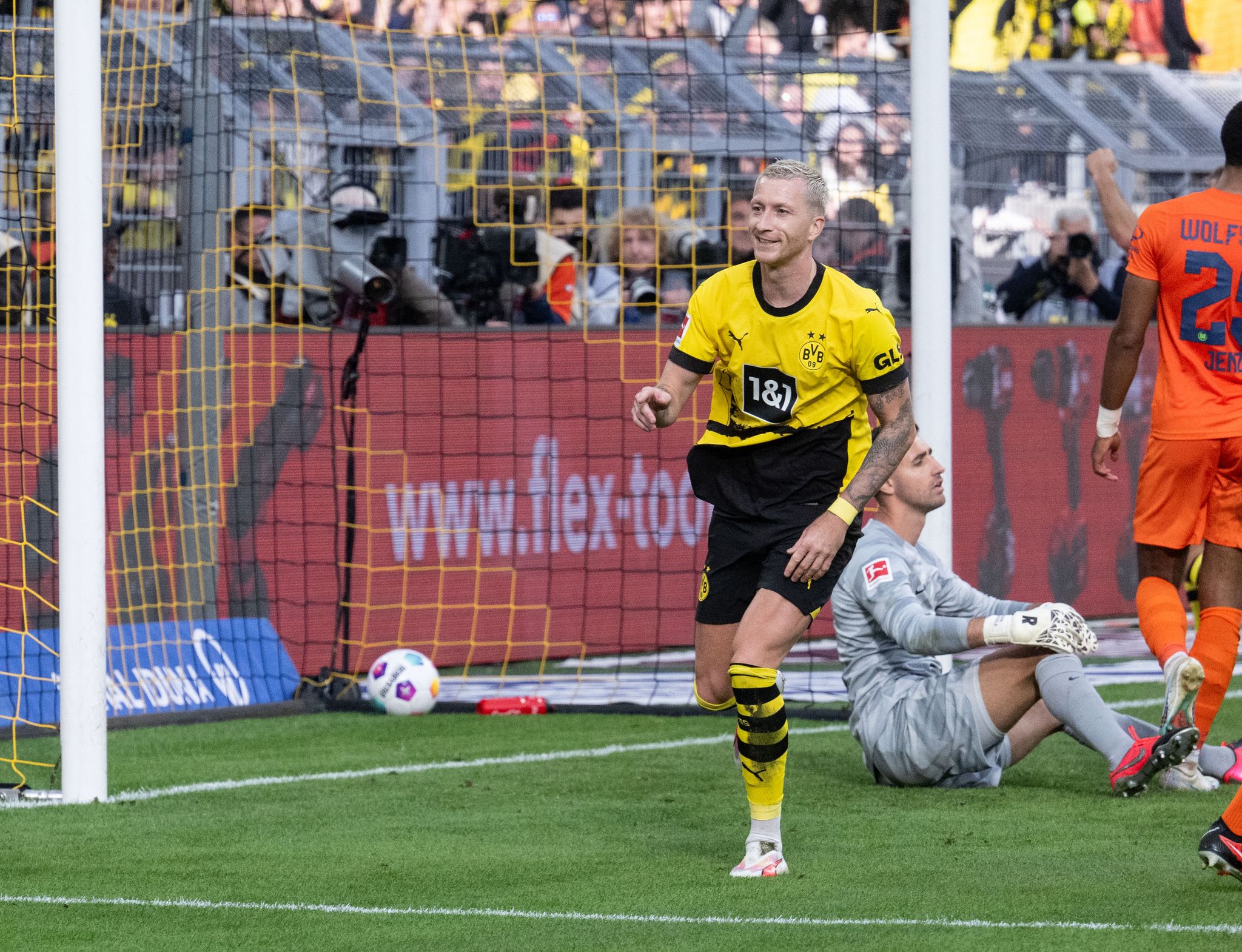 Dortmunds Marco Reus Jubelt über Seinen Treffer Zum 1:0.