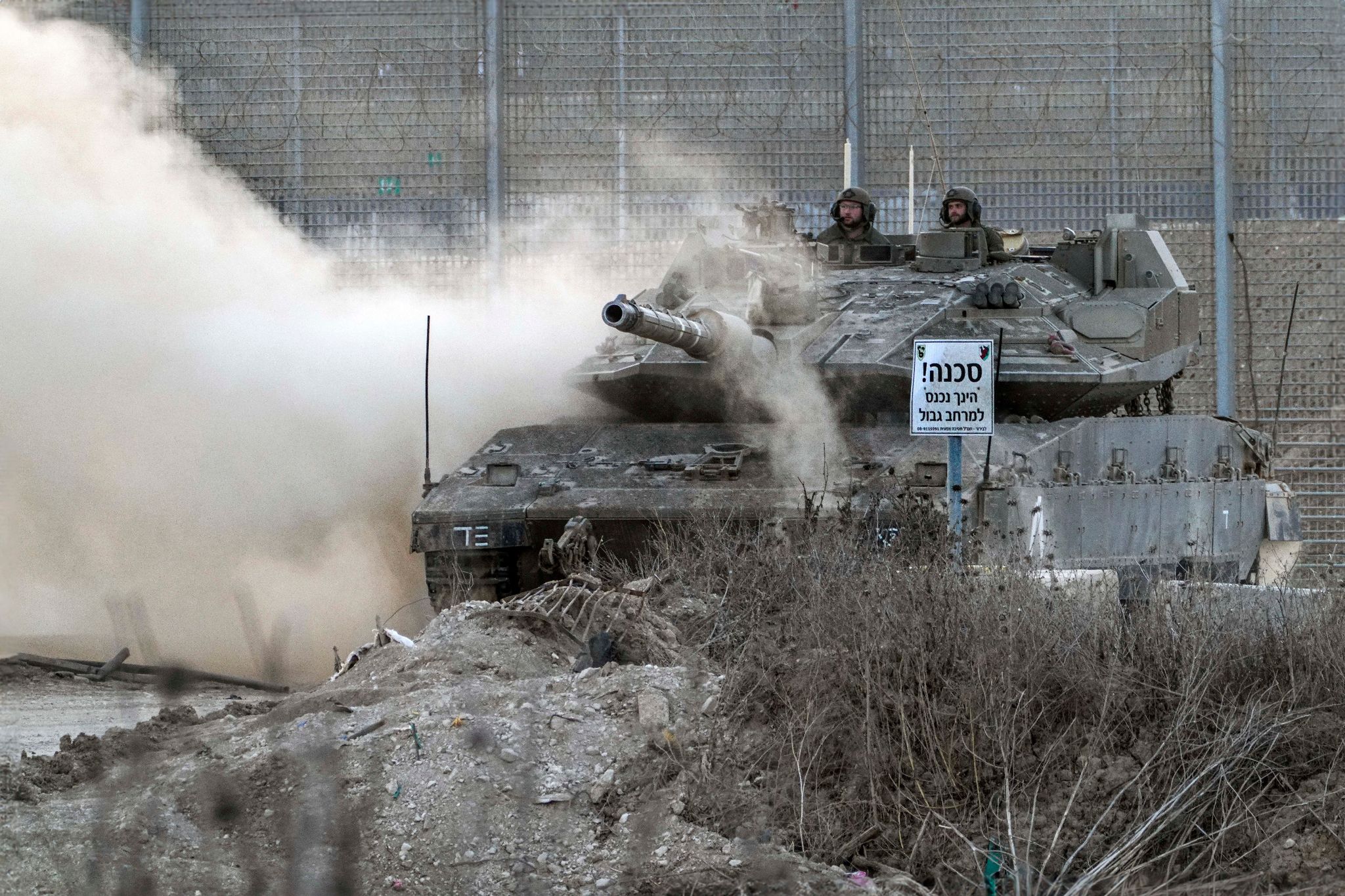 Ein Israelischer Panzer Steht An Der Grenze Zwischen Israel Und Dem Gazastreifen.