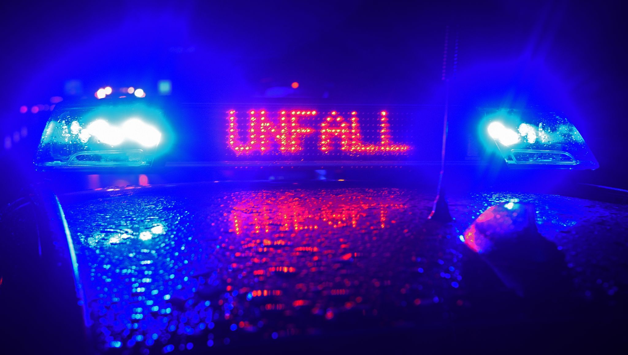 Ein Einsatzwagen Der Polizei Steht An Einer Unfallstelle.