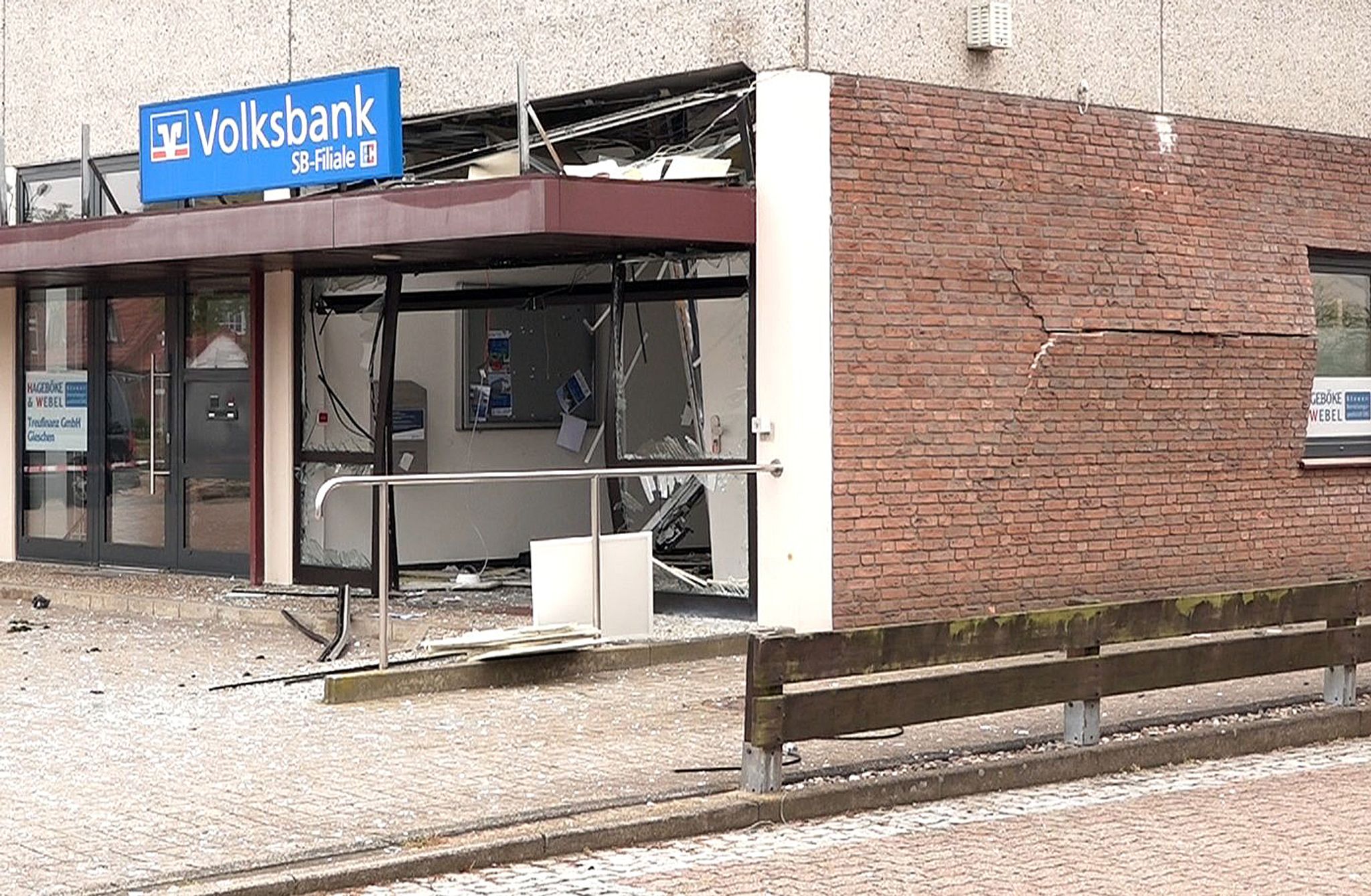 Unbekannte Haben Sonntagfrüh Einen Geldautomaten In Stuhr im Landkreis Diepholz Gesprengt.