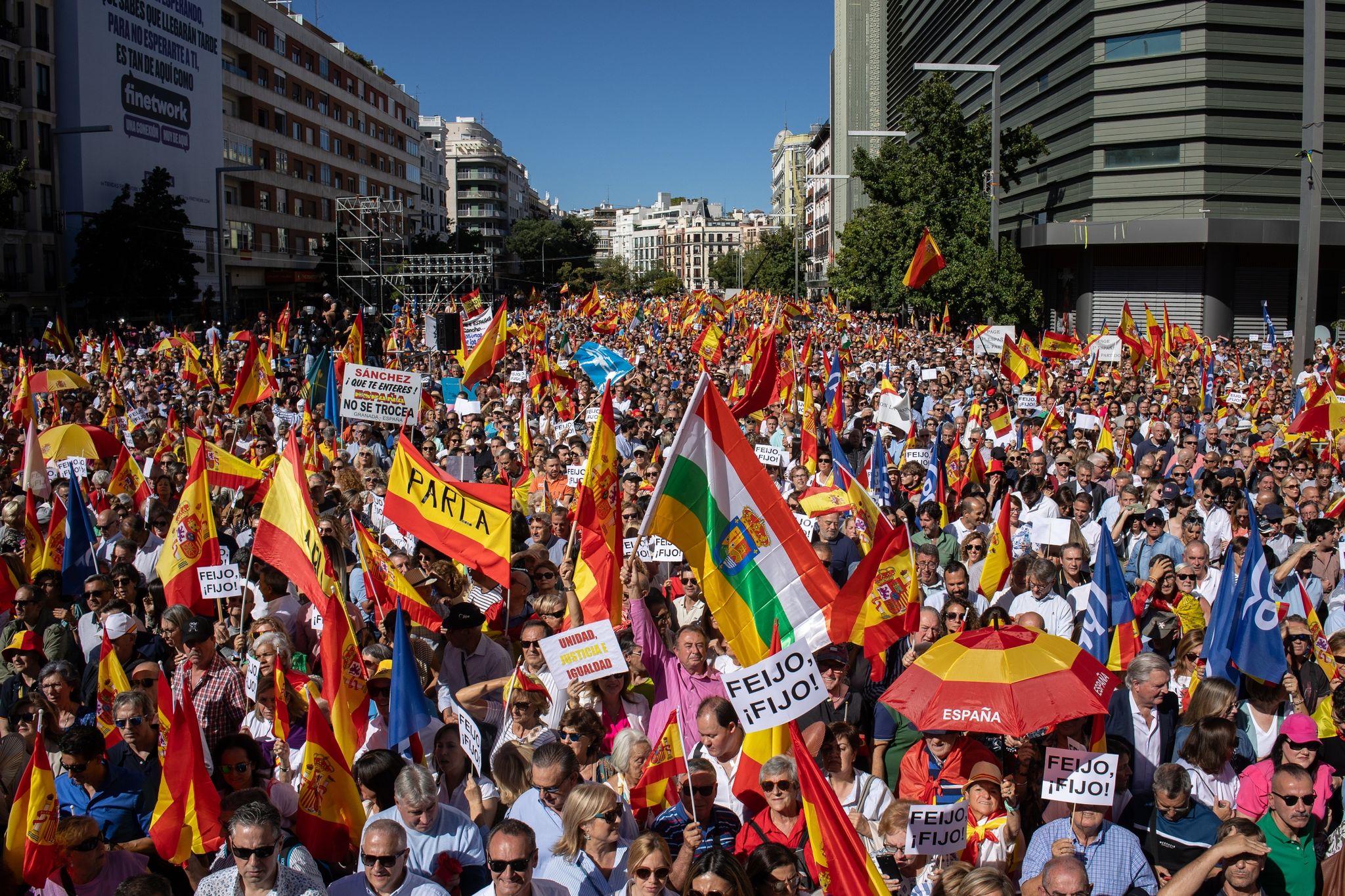 Tausende Anhänger Der Konservativen Volkspartei (PP) Haben In Spanien Gegen Eine Mögliche Amnestie Für Katalanische Separatisten Protestiert.