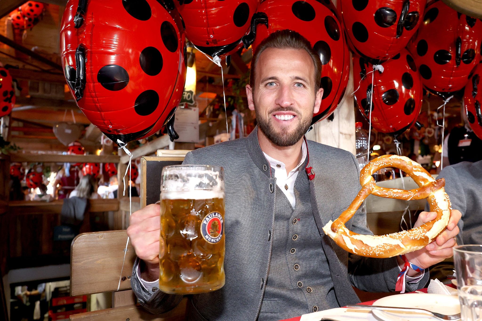 Bayern-Star Harry Kane Genießt Das Oktoberfest.