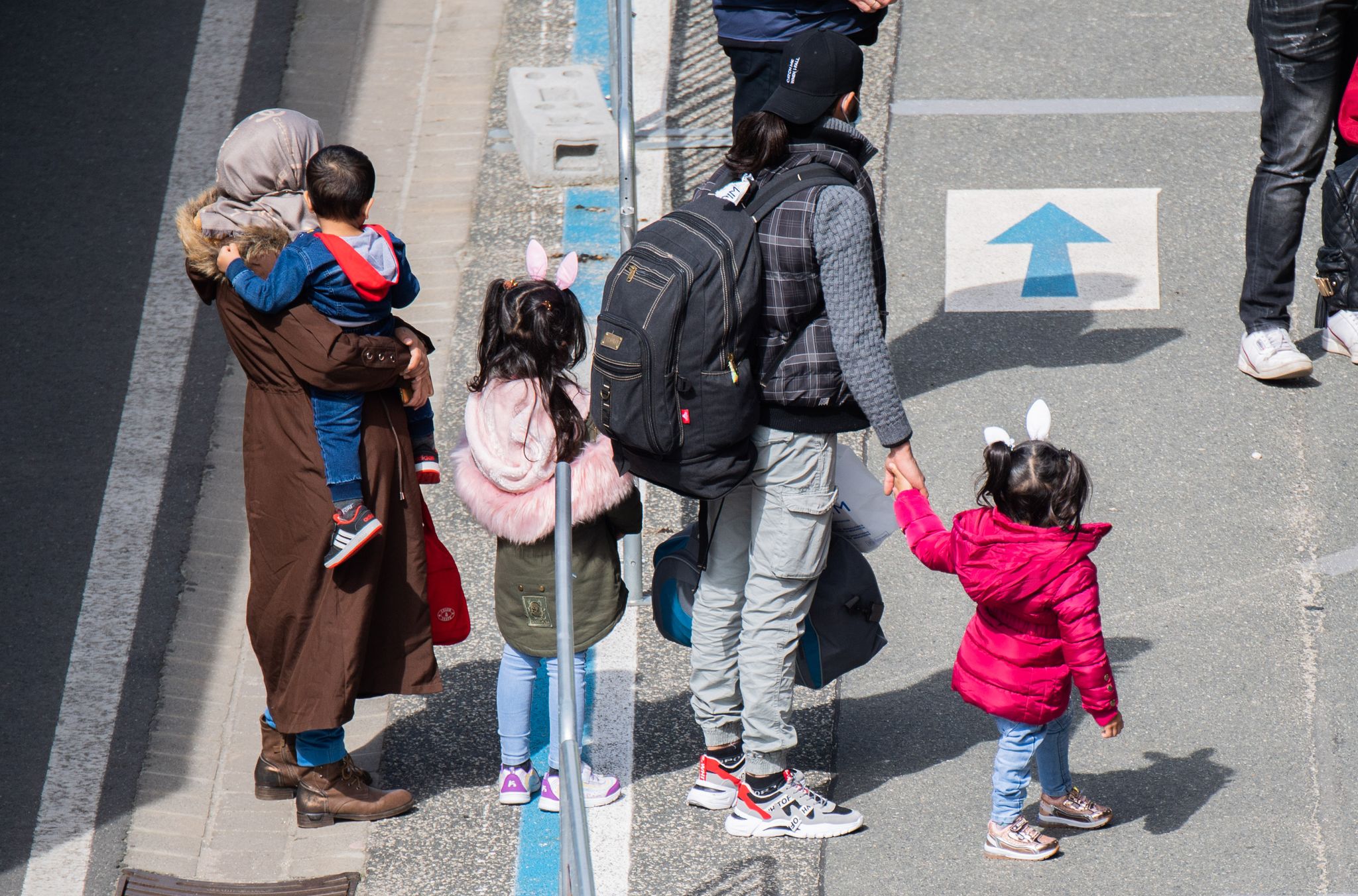 Flüchtlinge, Die Aus Griechischen Flüchtlingslagern Mit Erbärmlichen Zuständen Geholt Wurden, Kommen Am Flughafen Hannover An.