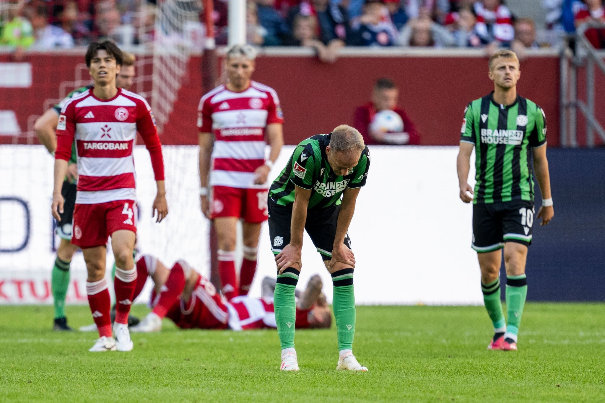 Hannovers Havard Nielsen Ist Enttäuscht Nach Dem Schlusspfiff.