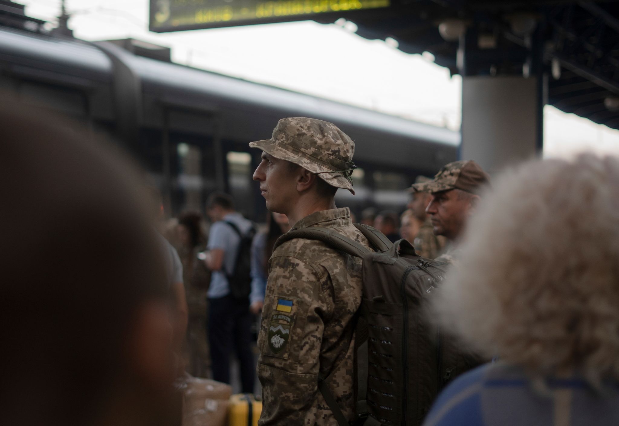 Ein Ukrainischer Soldat Wartet Am Bahnhof In Kiew Auf Einen Zug In Richtung Der Frontgebiete.